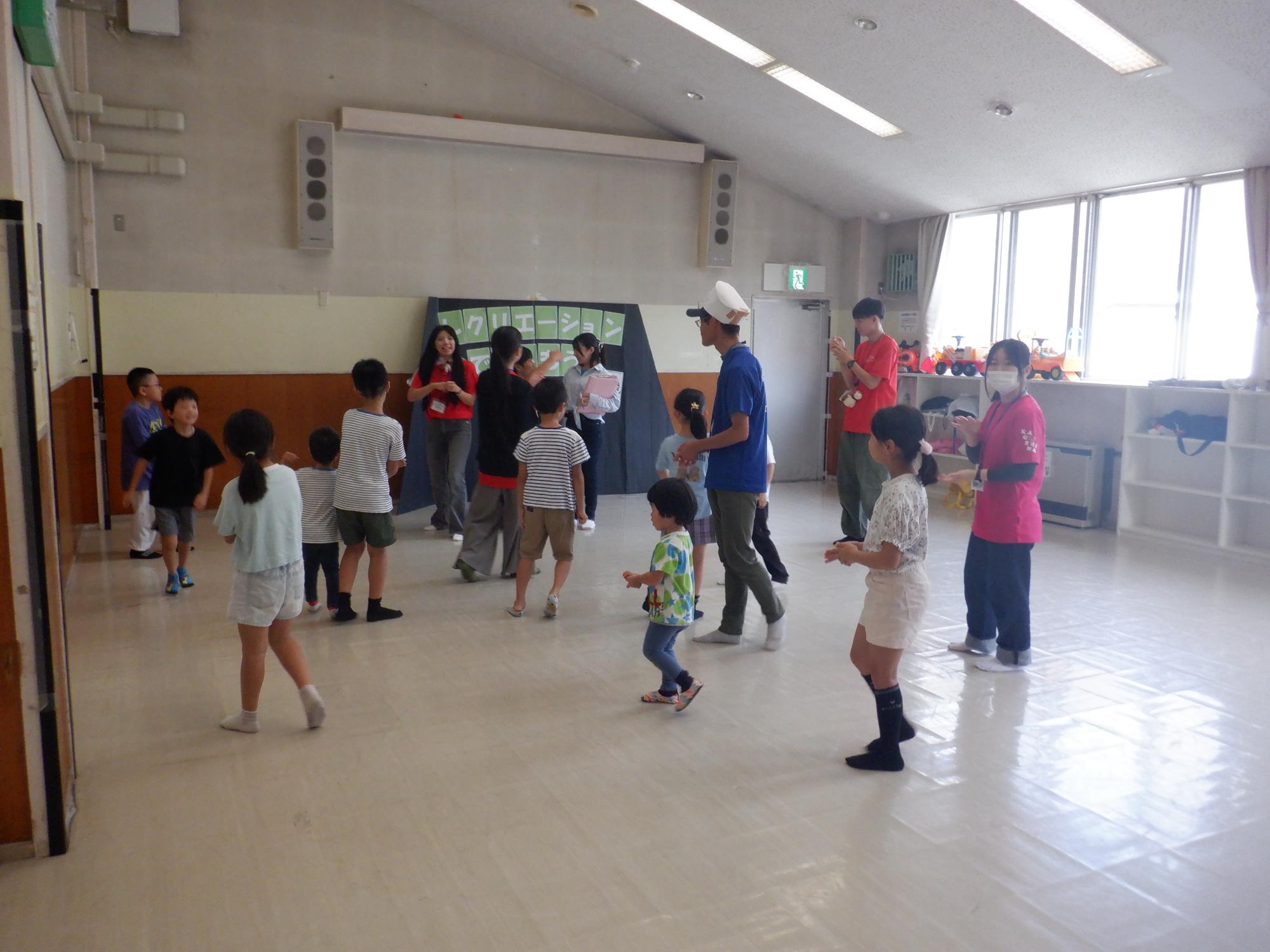 レクリエーションを楽しんでいる児童の写真