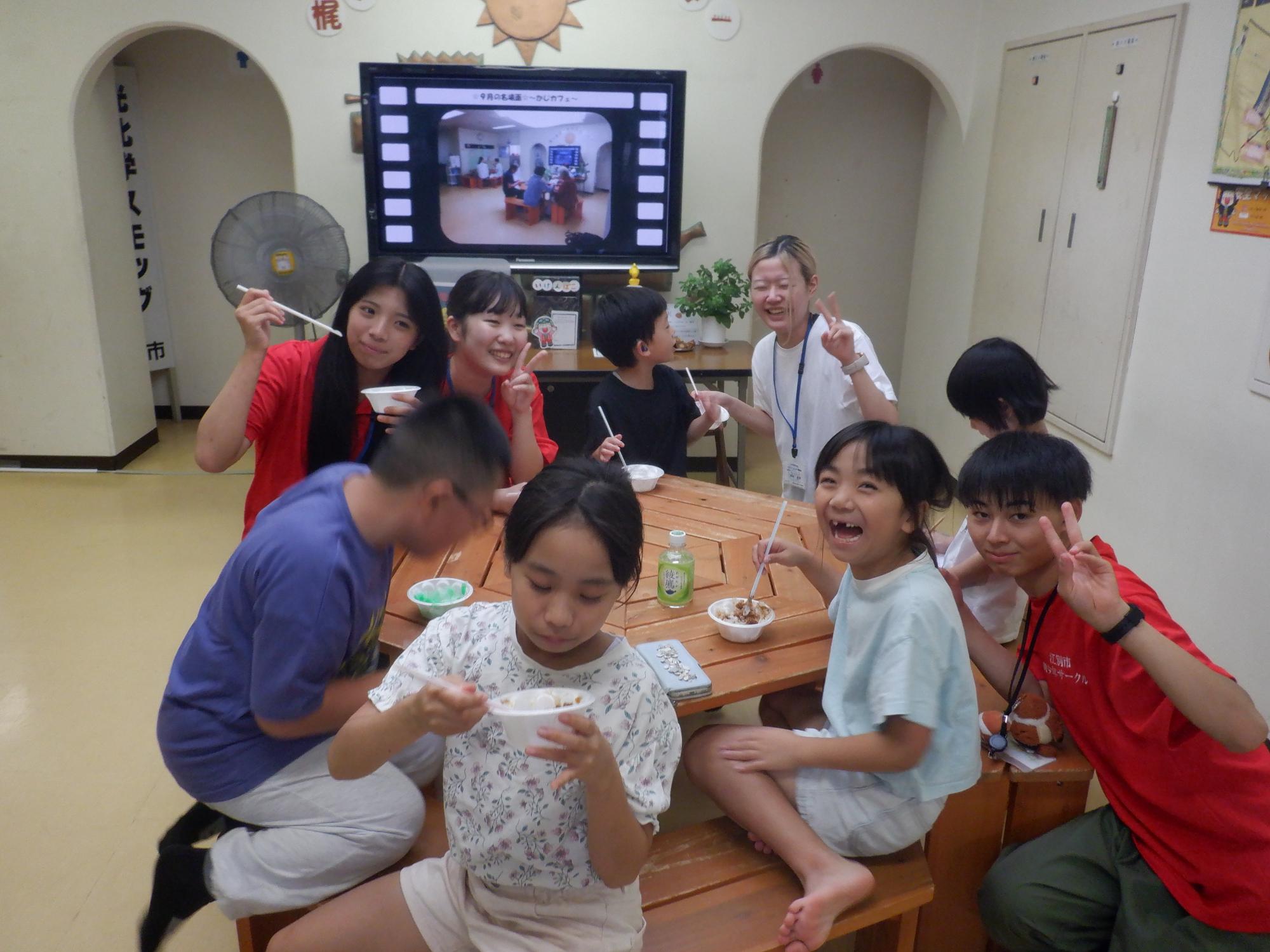 かき氷を食べながらコミュニケーションをとる様子