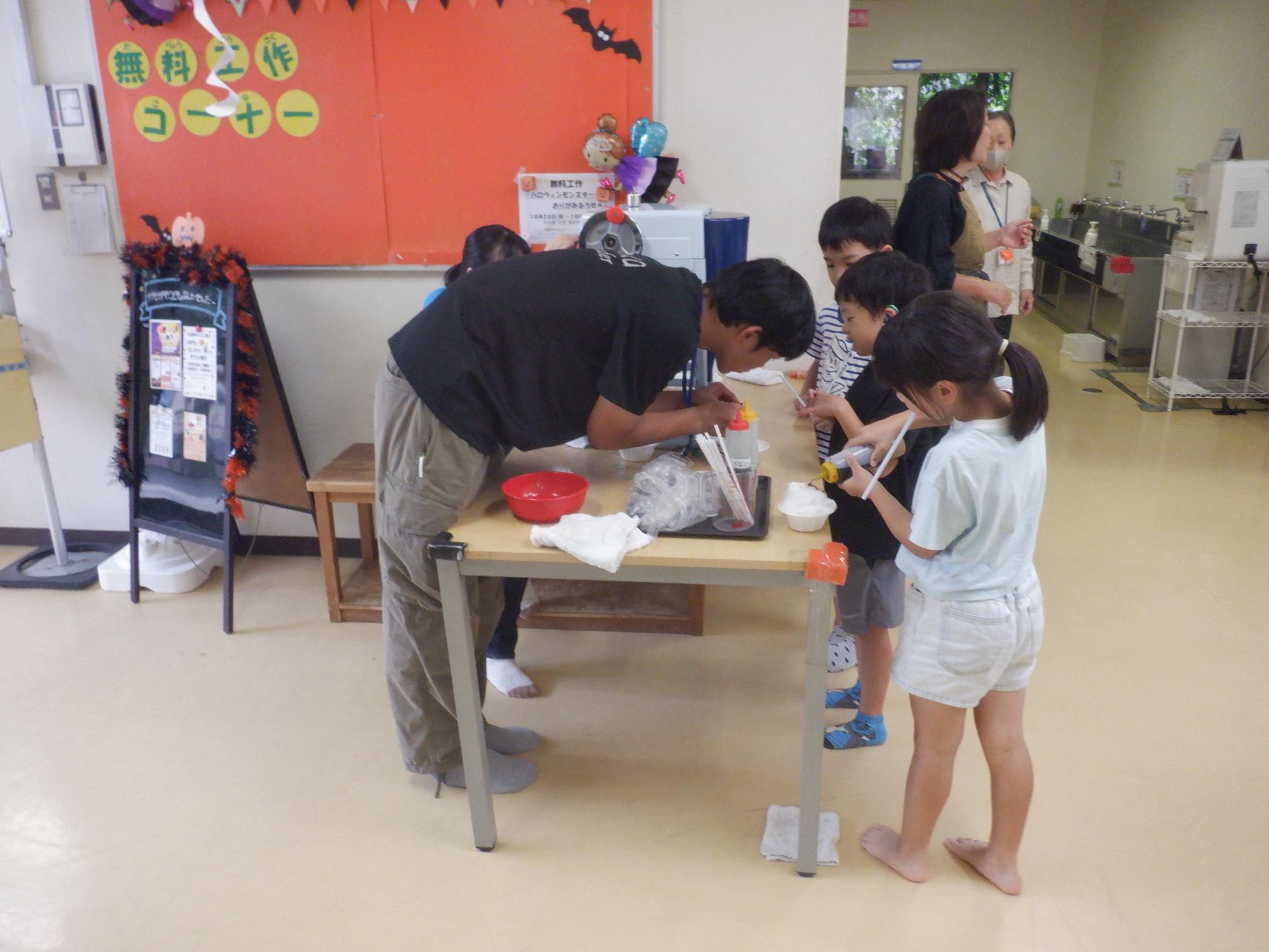 かき氷を作っている様子