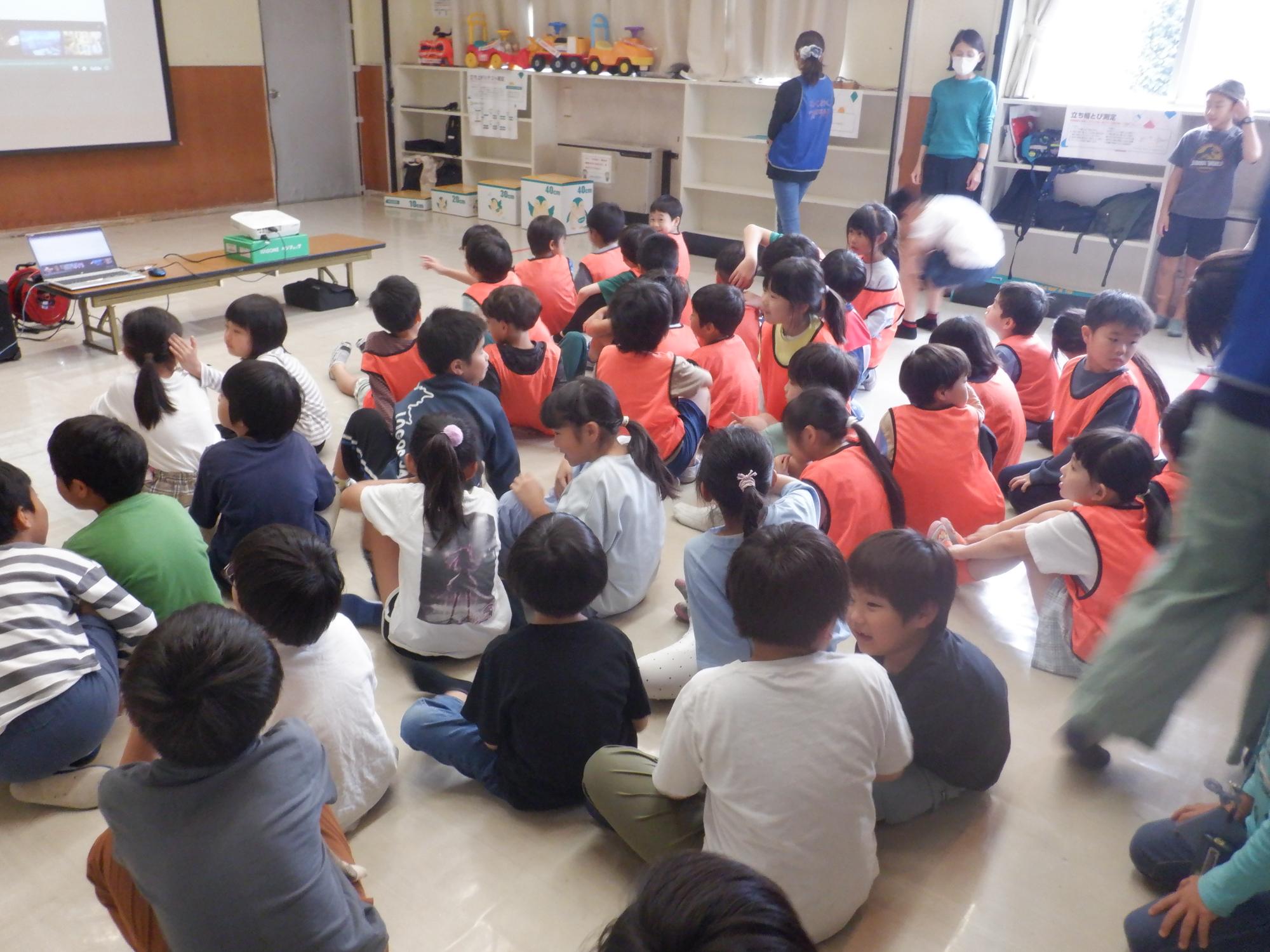 テスト開始前の子どもたちが集合してい様子