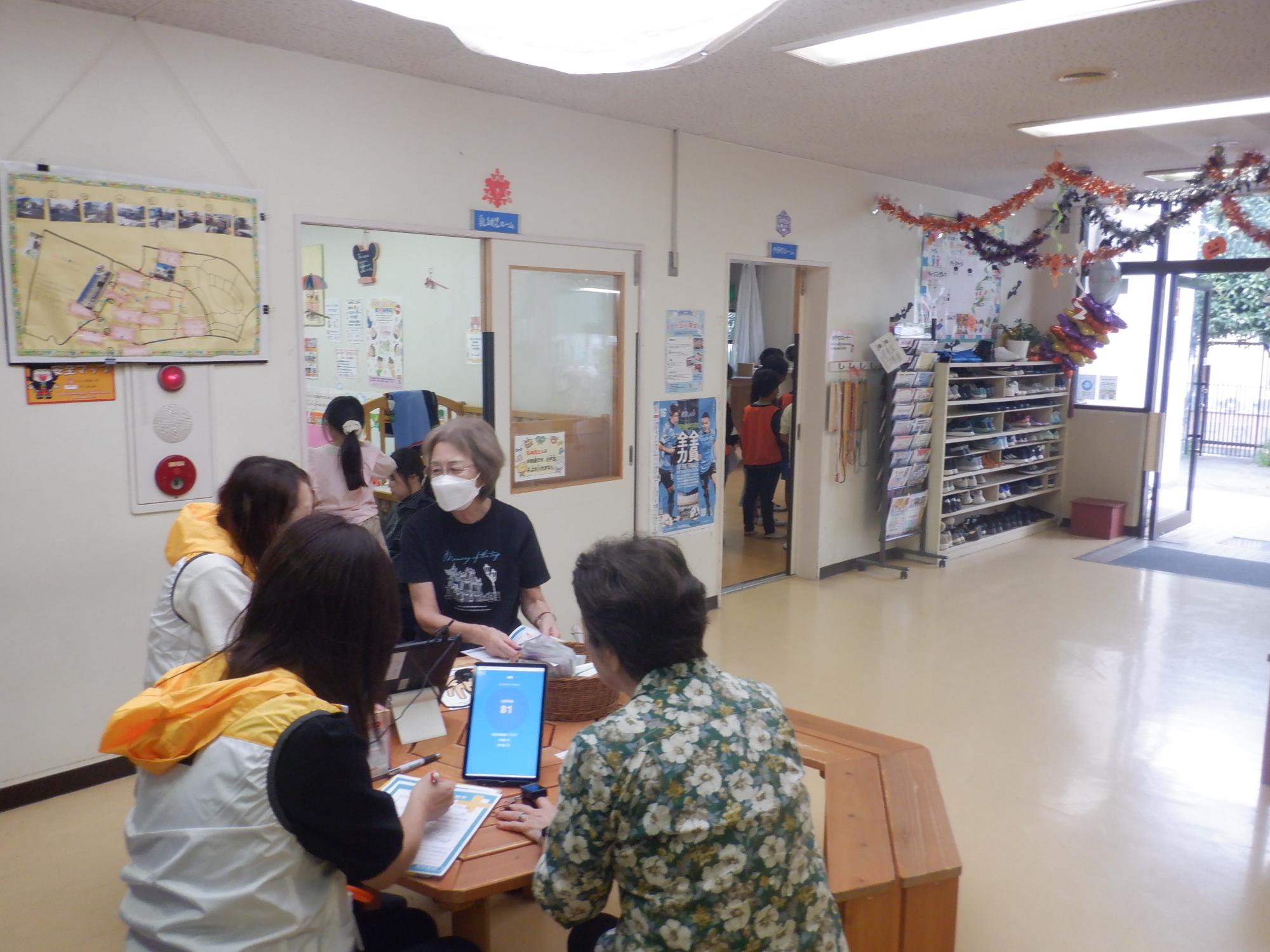 ベジチェックと血管年齢を測定している様子