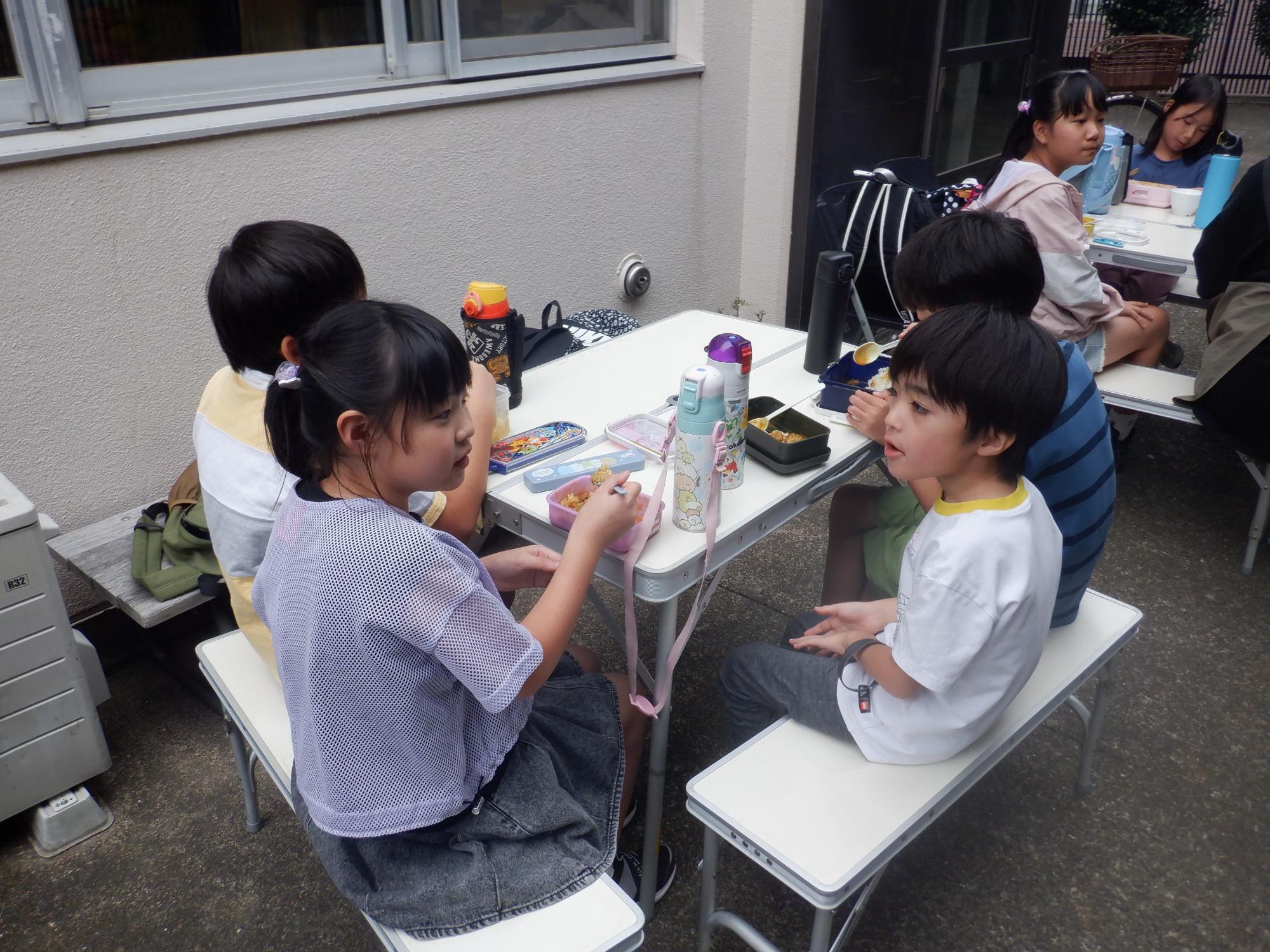 スポーツテスト後のカレーを食べている様子