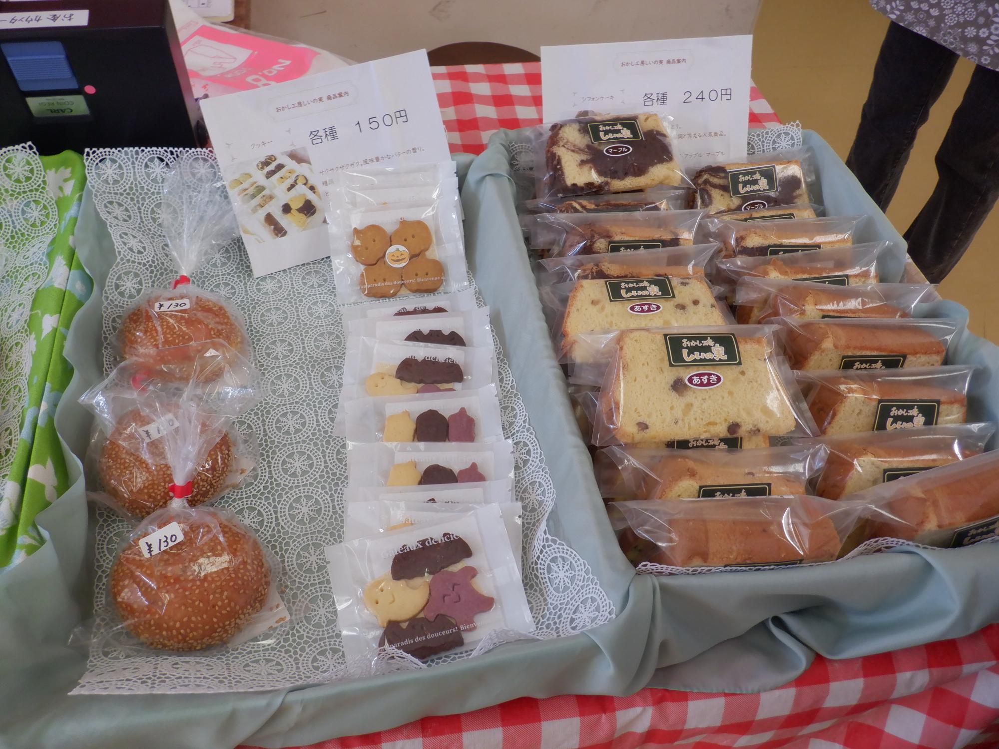 カフェに陳列されているクッキーやシフォンケーキ