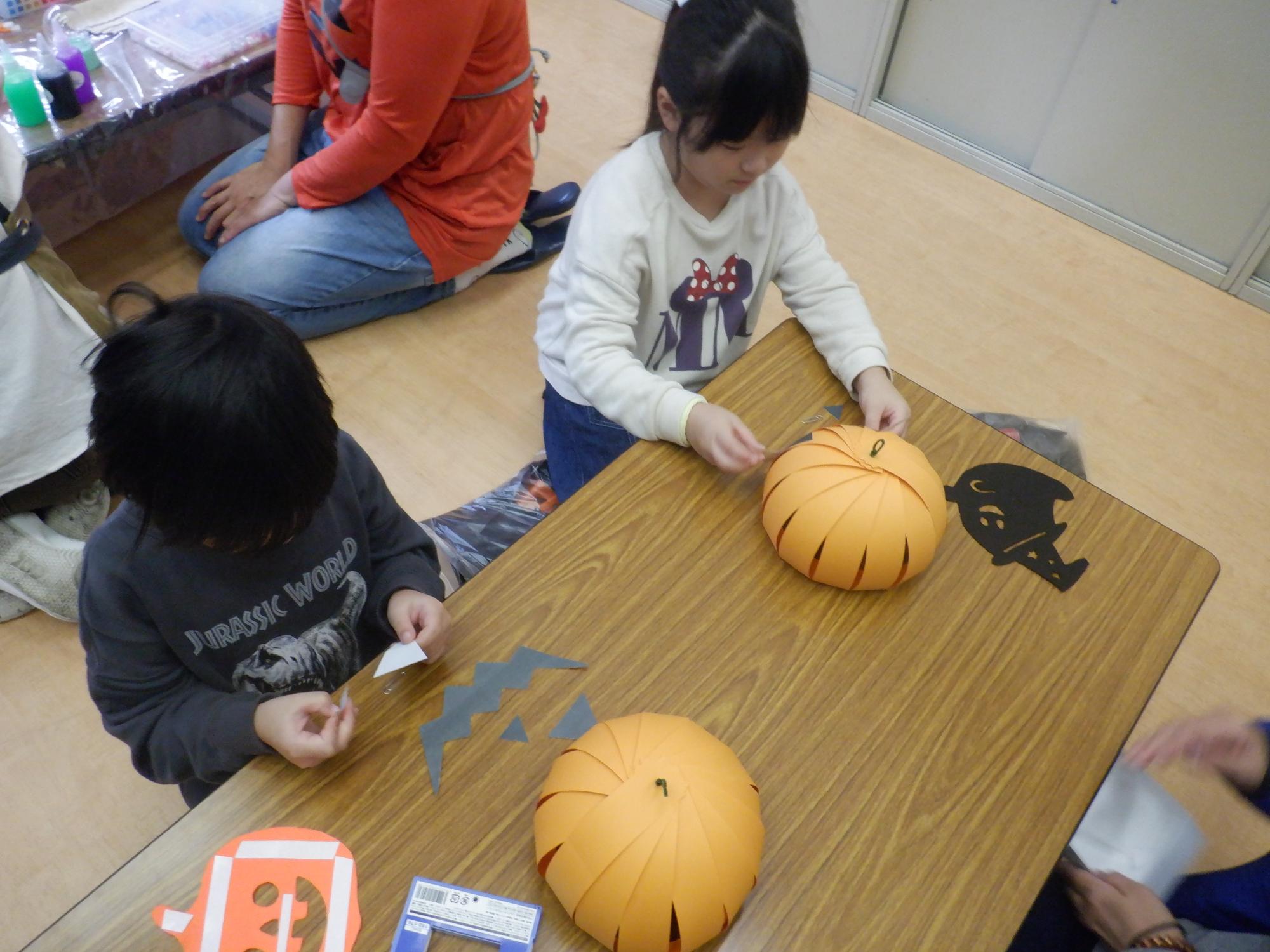 手づくり帽子を作っている参観者