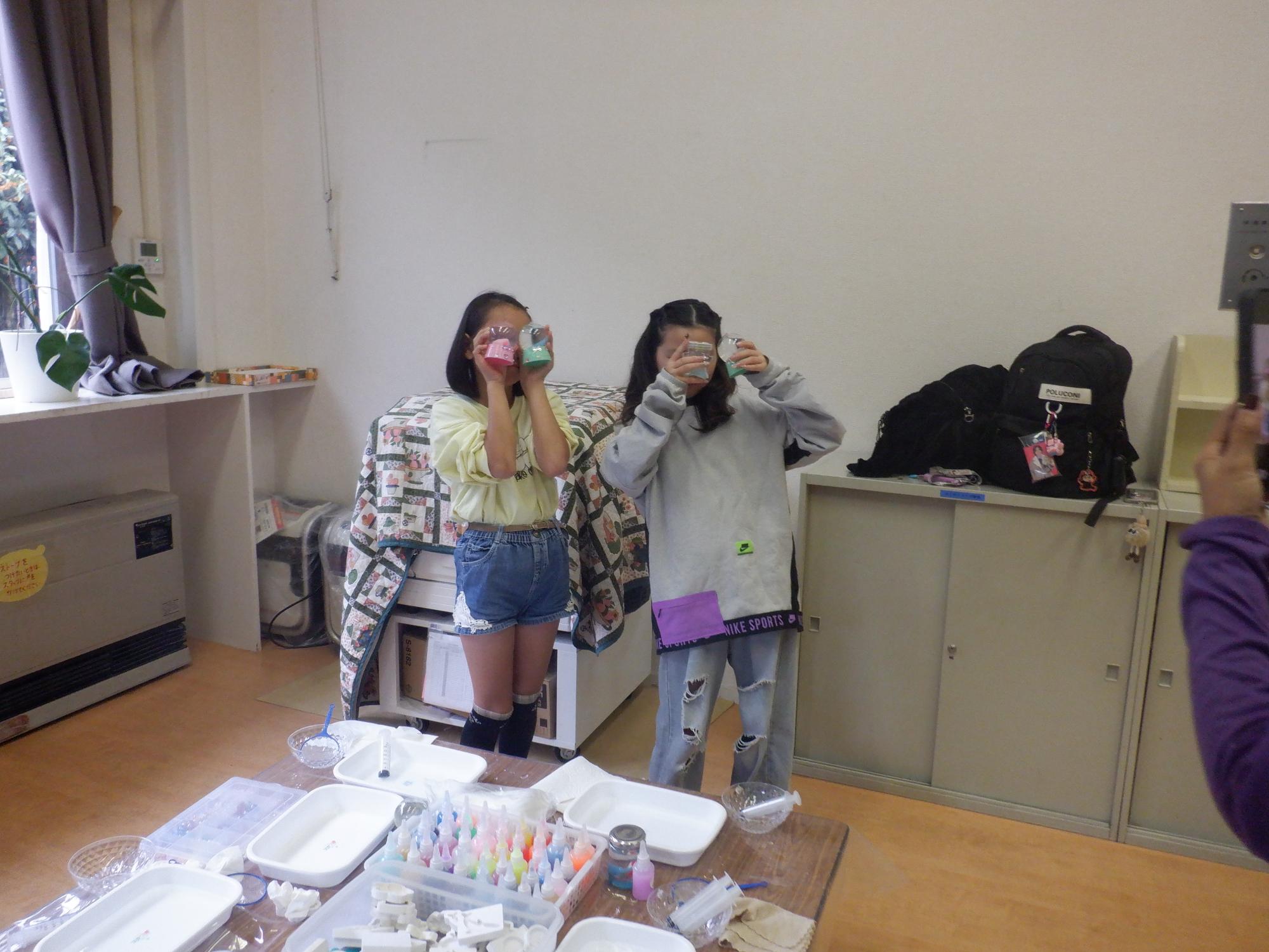 出来上がったうぉーたーぷにぷにと写真を撮る参加者