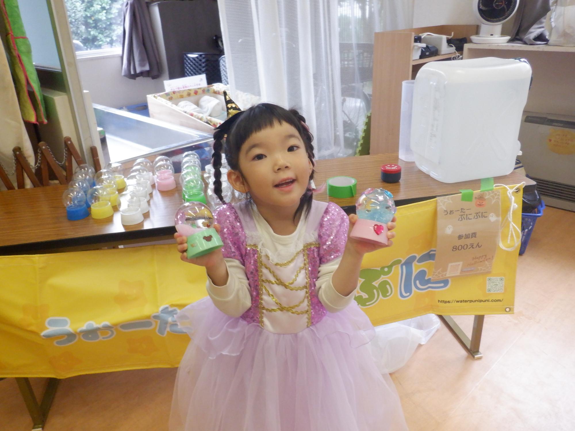 出来上がったうぉーたーぷにぷにと写真を撮る参加者