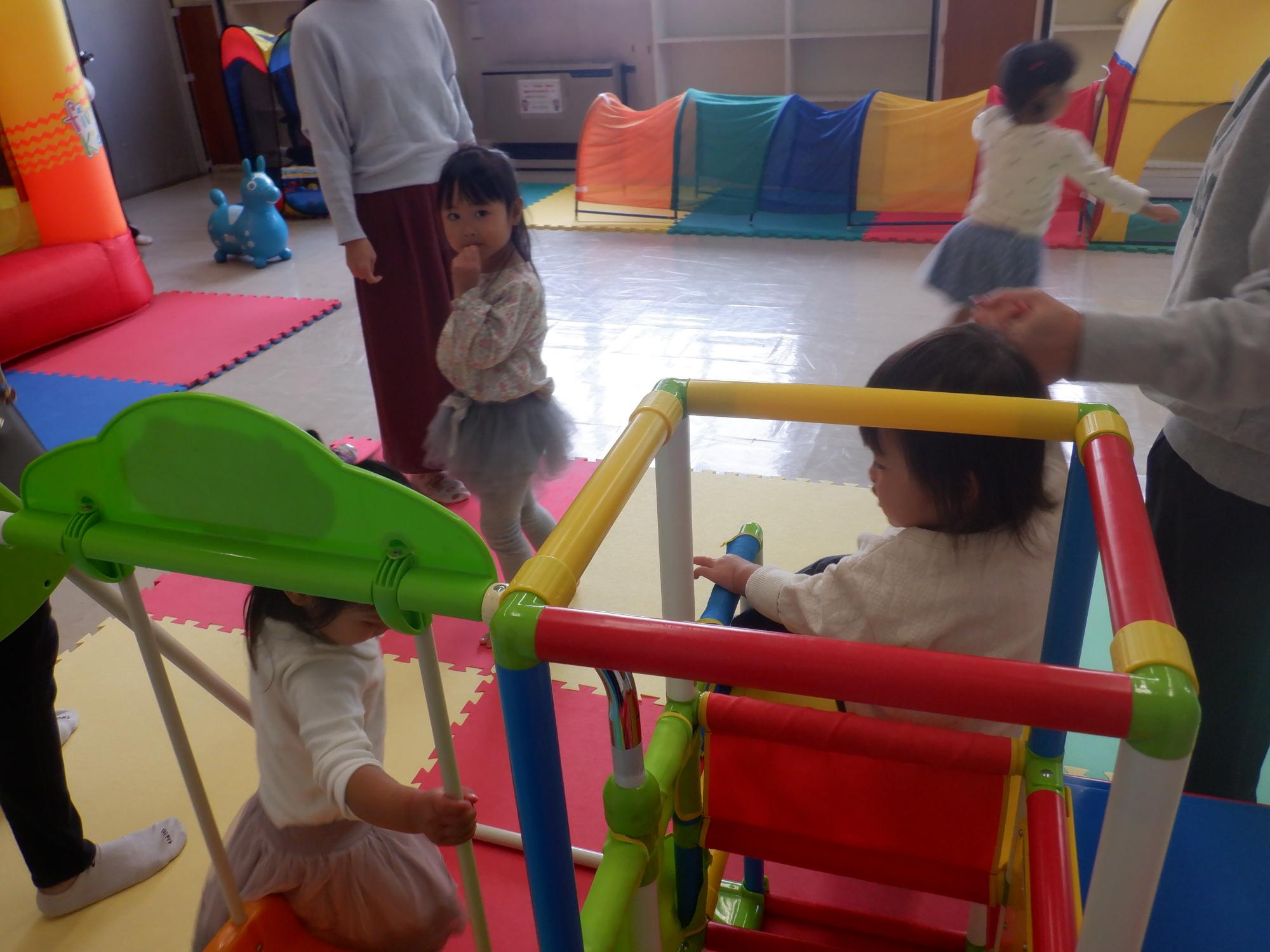 ジャングルジムで遊ぶ幼児達