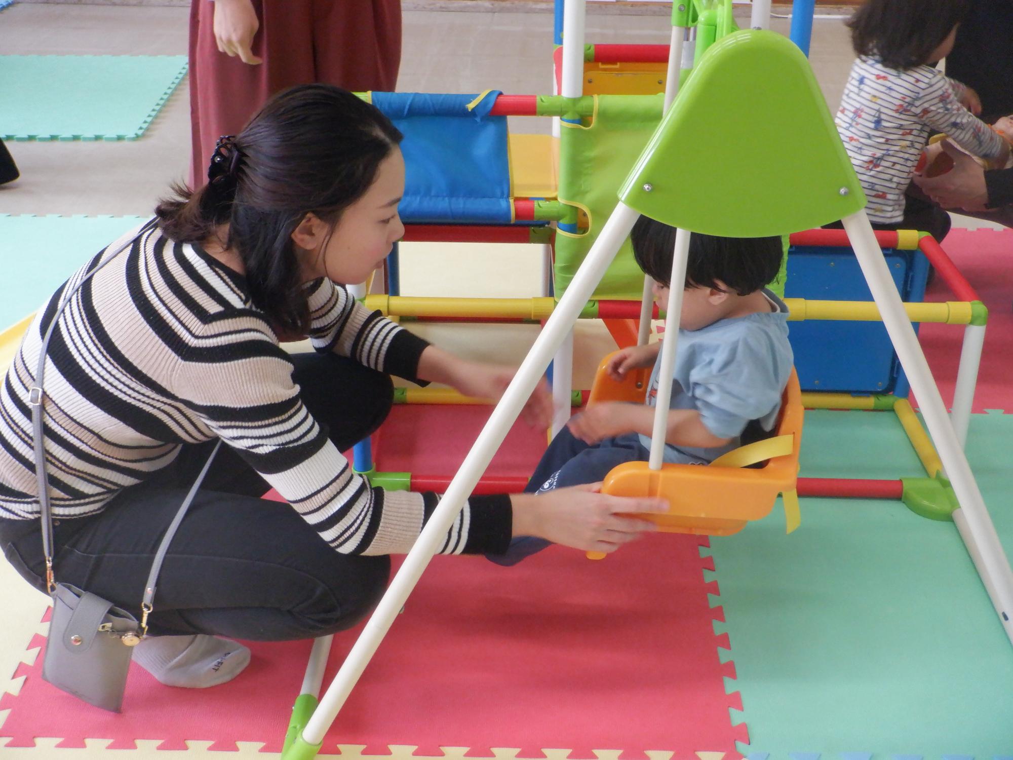 ブランコで遊ぶ幼児親子