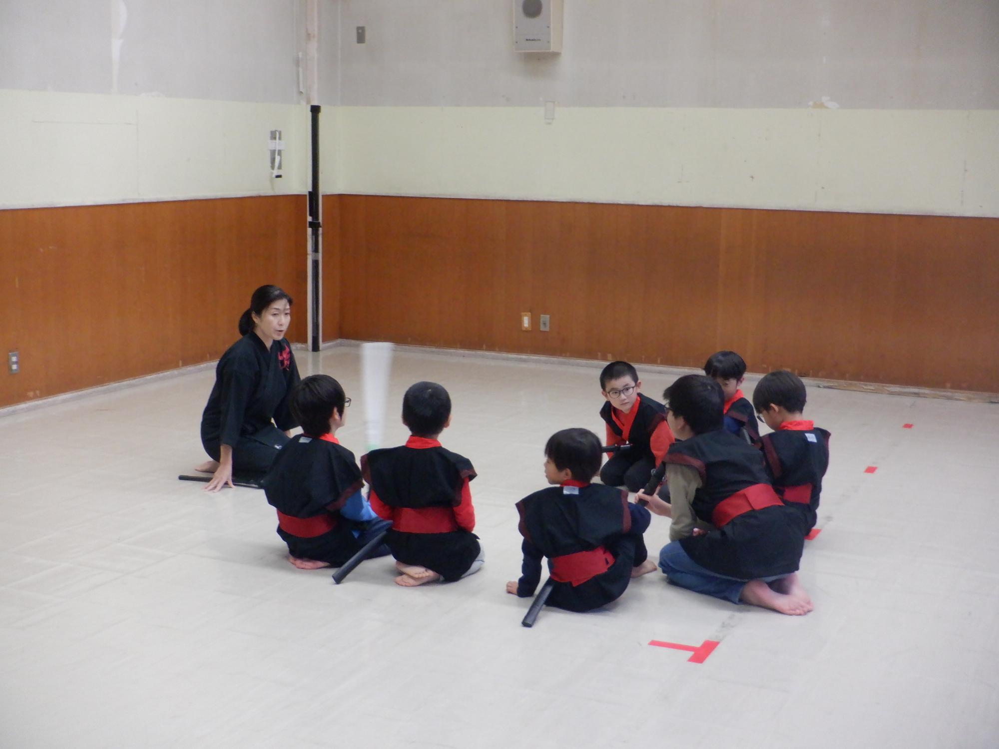 先生のお話を真剣に聞く児童