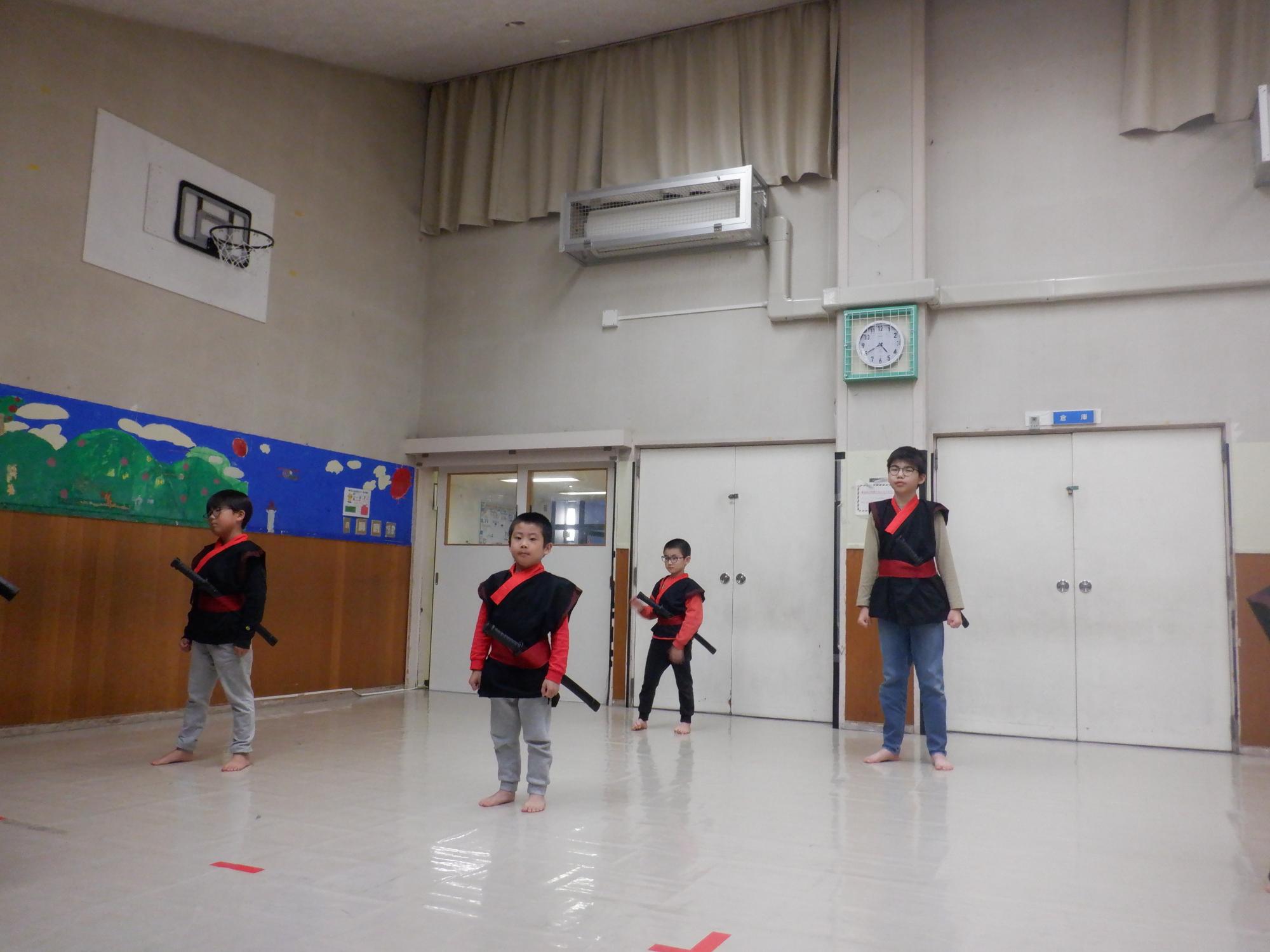 背筋を伸ばし整列している写真