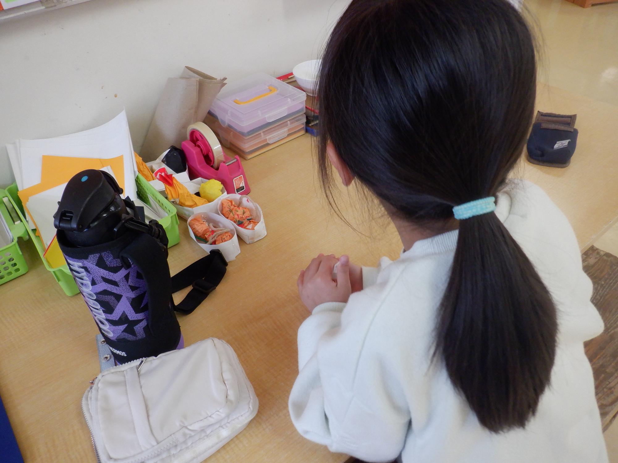 何を作ろうか悩んでいる児童の後ろ姿