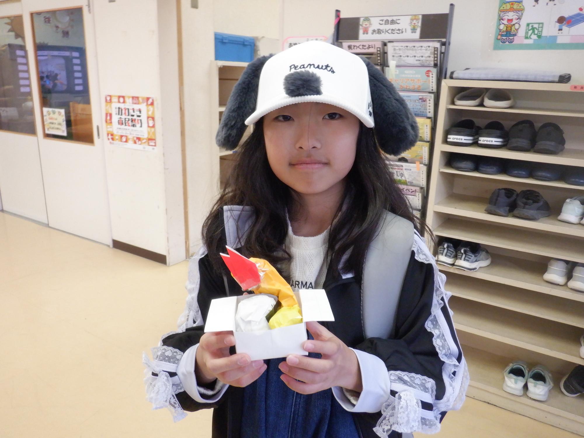 出来上がった作品と記念撮影する児童