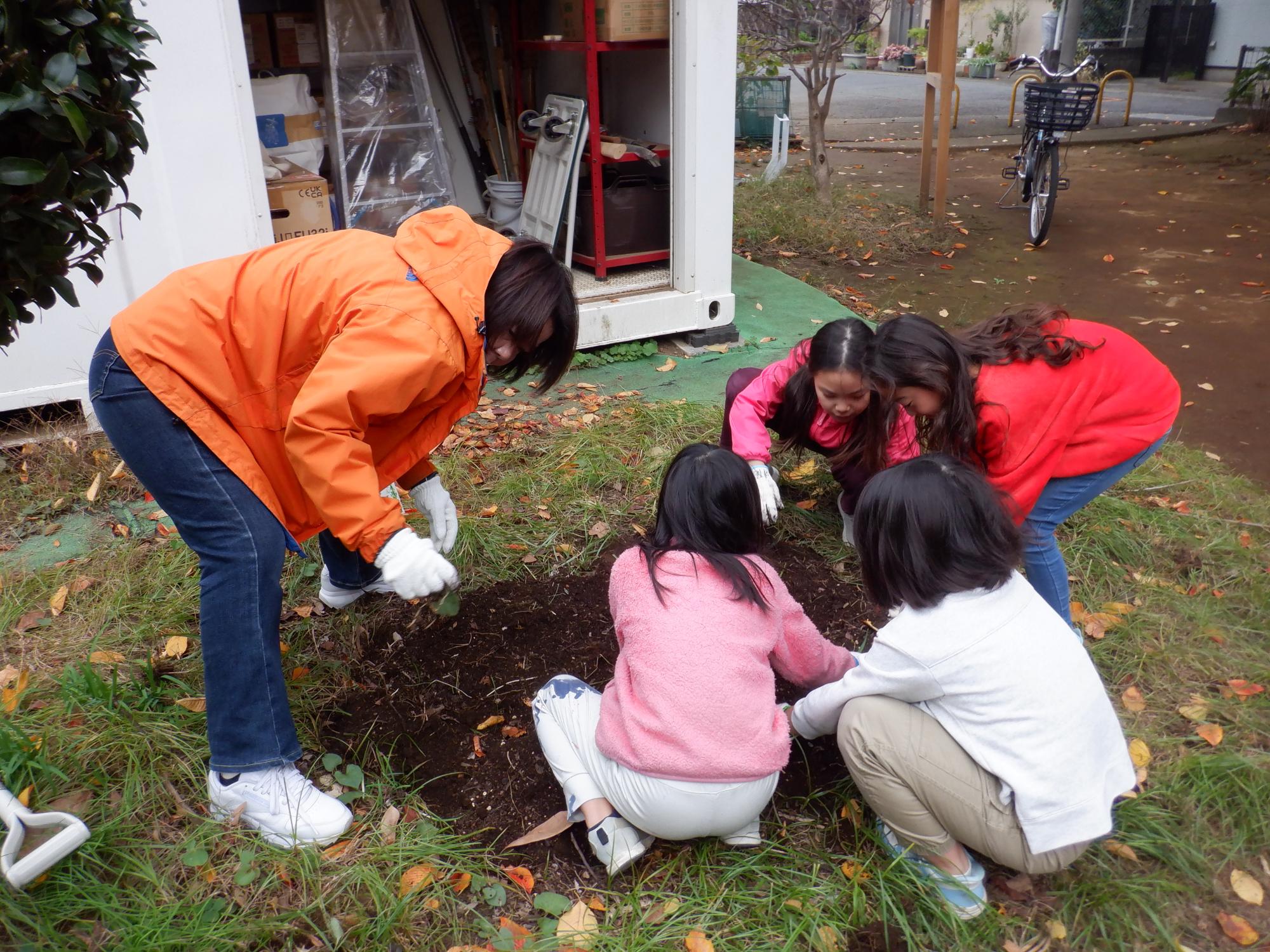 土を柔らかくする作業をしている様子