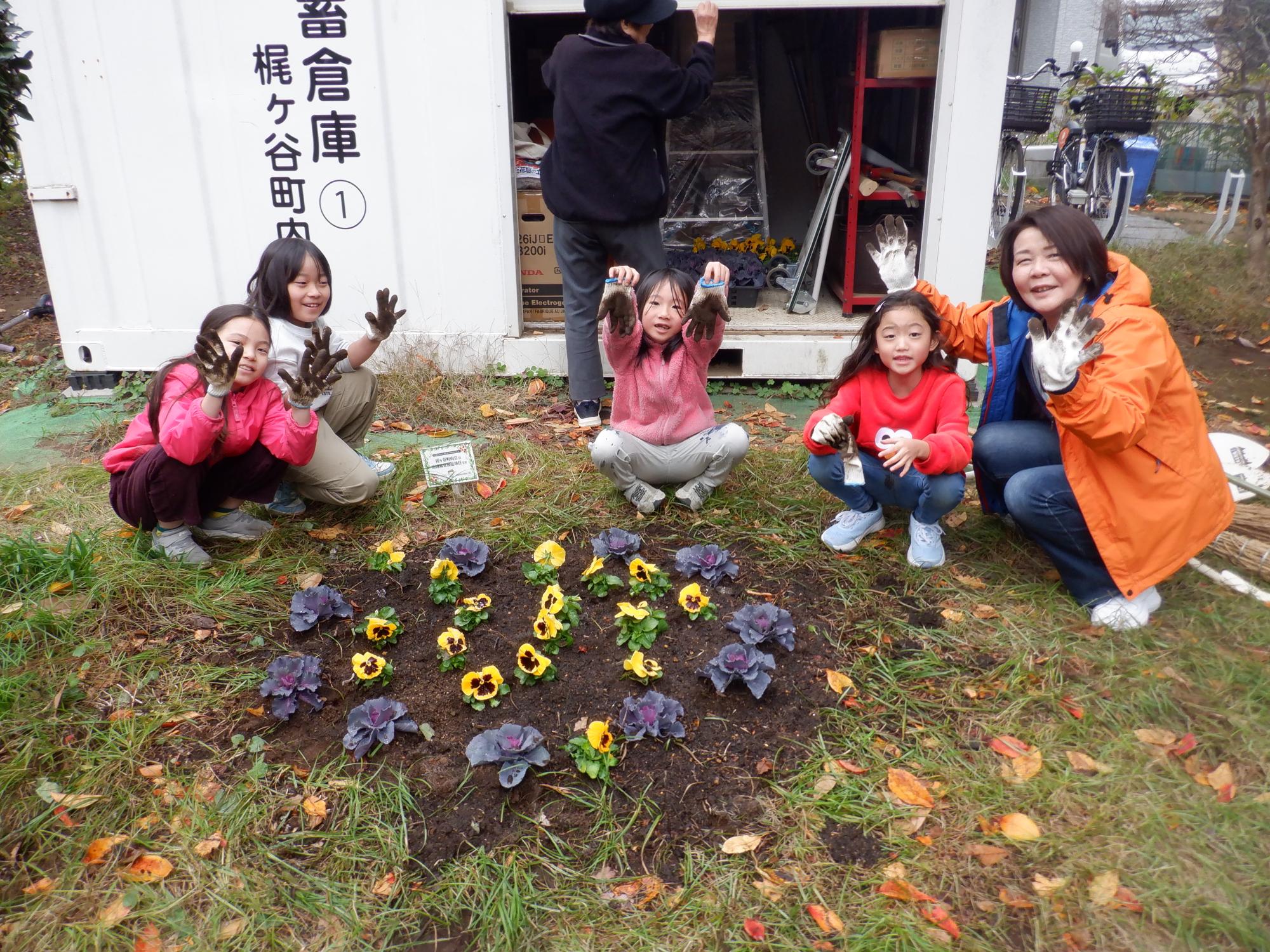 自分たちで植えたお花の前で記念撮影