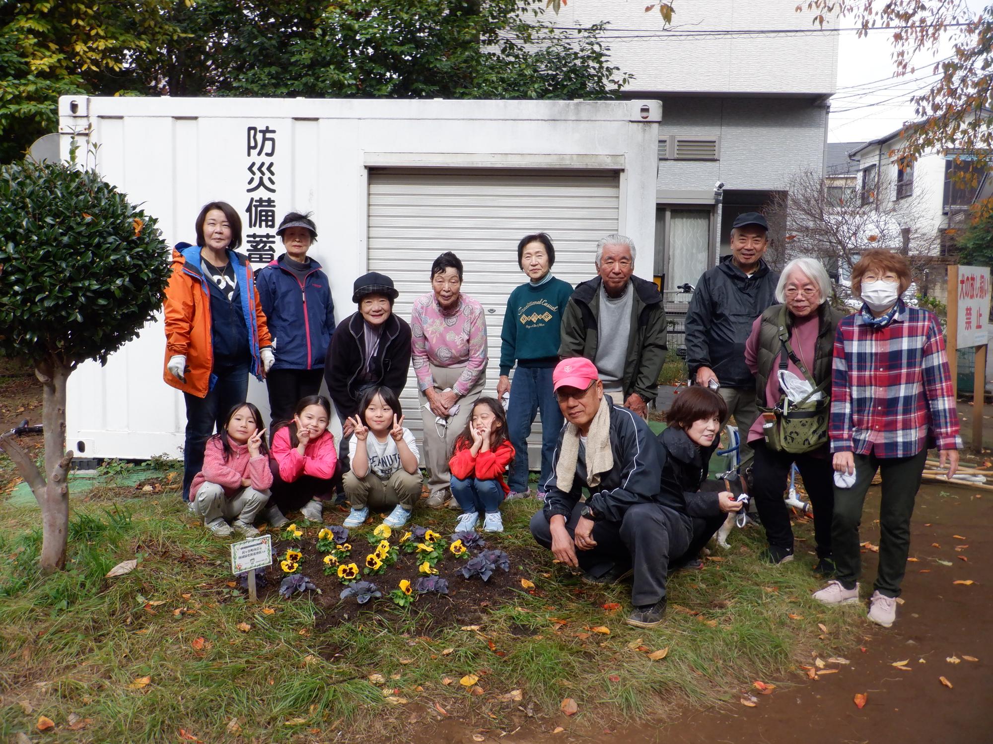 町内会の方と一緒に記念撮影