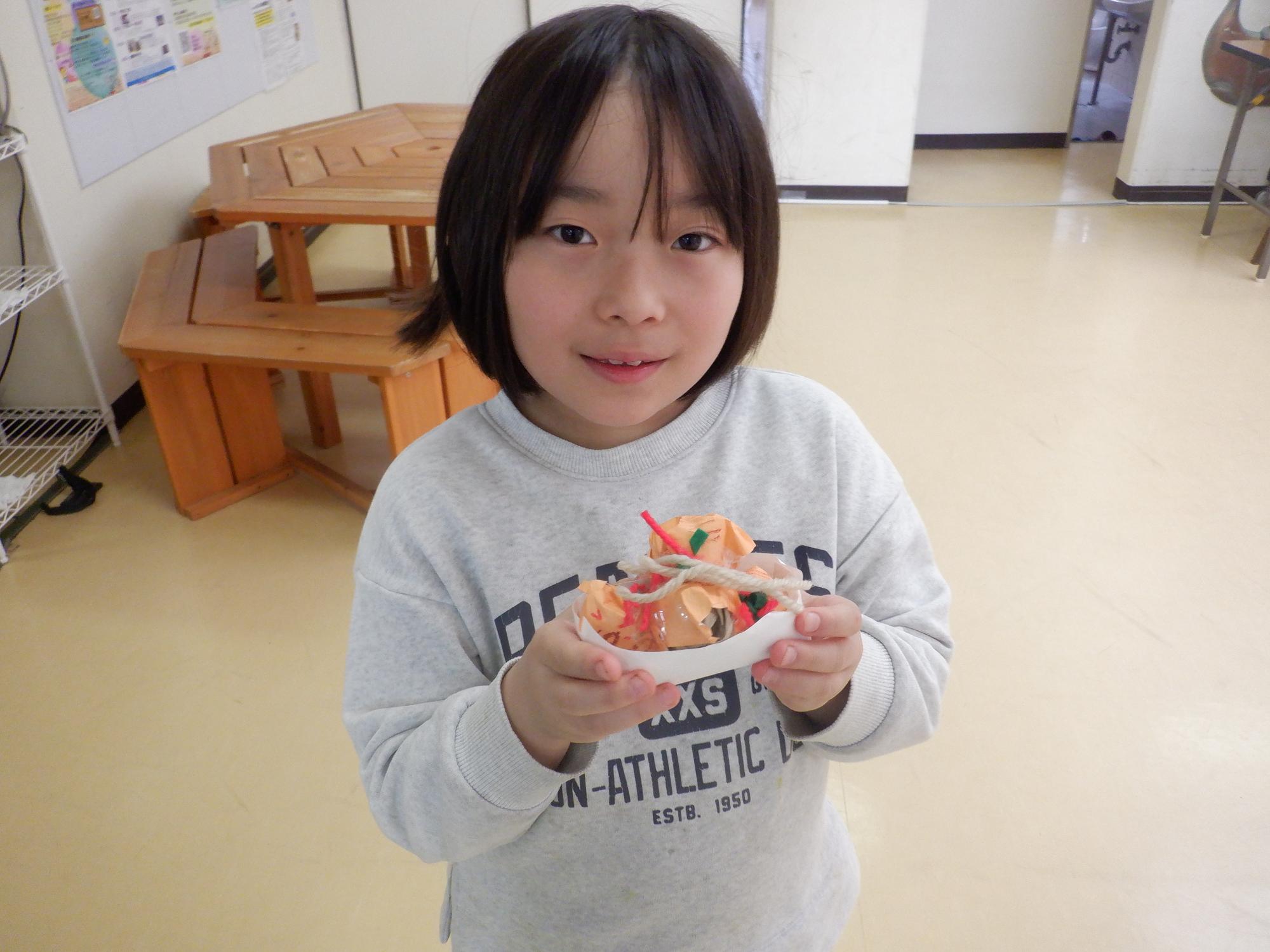 出来上がった作品と記念撮影する児童