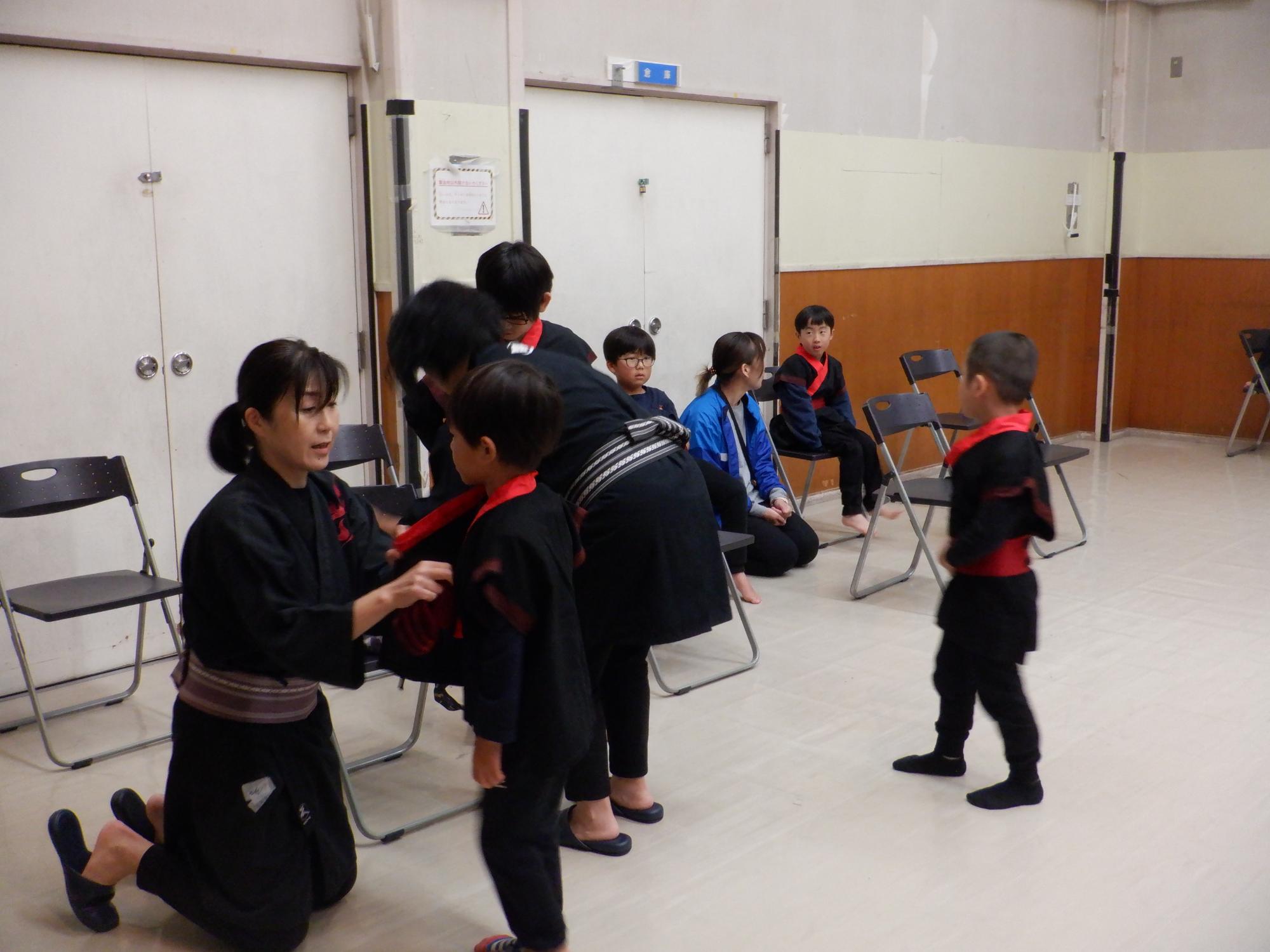 発表前に緊張している児童たち