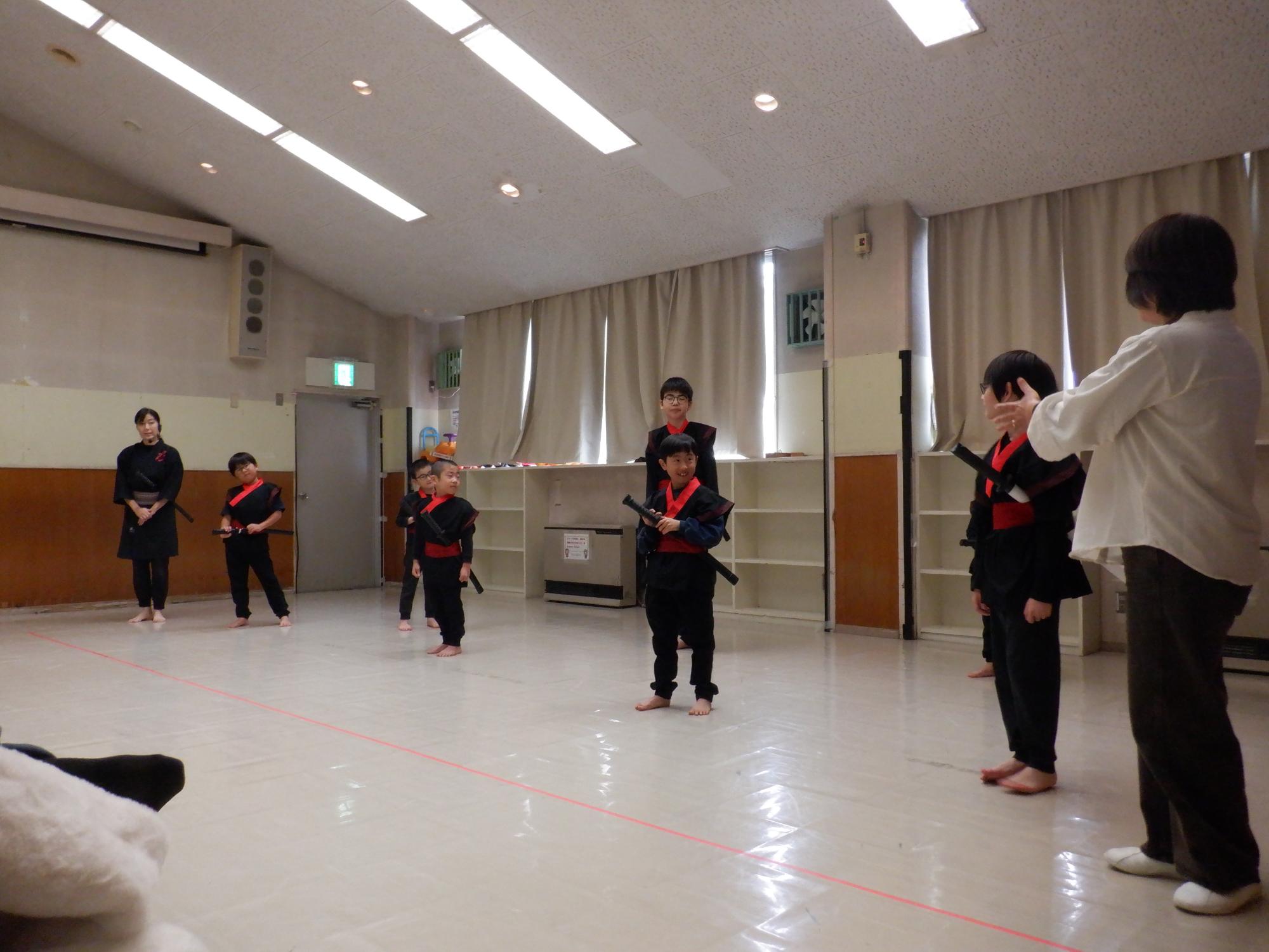 発表会が始まり真剣な顔つきに変わる児童たち