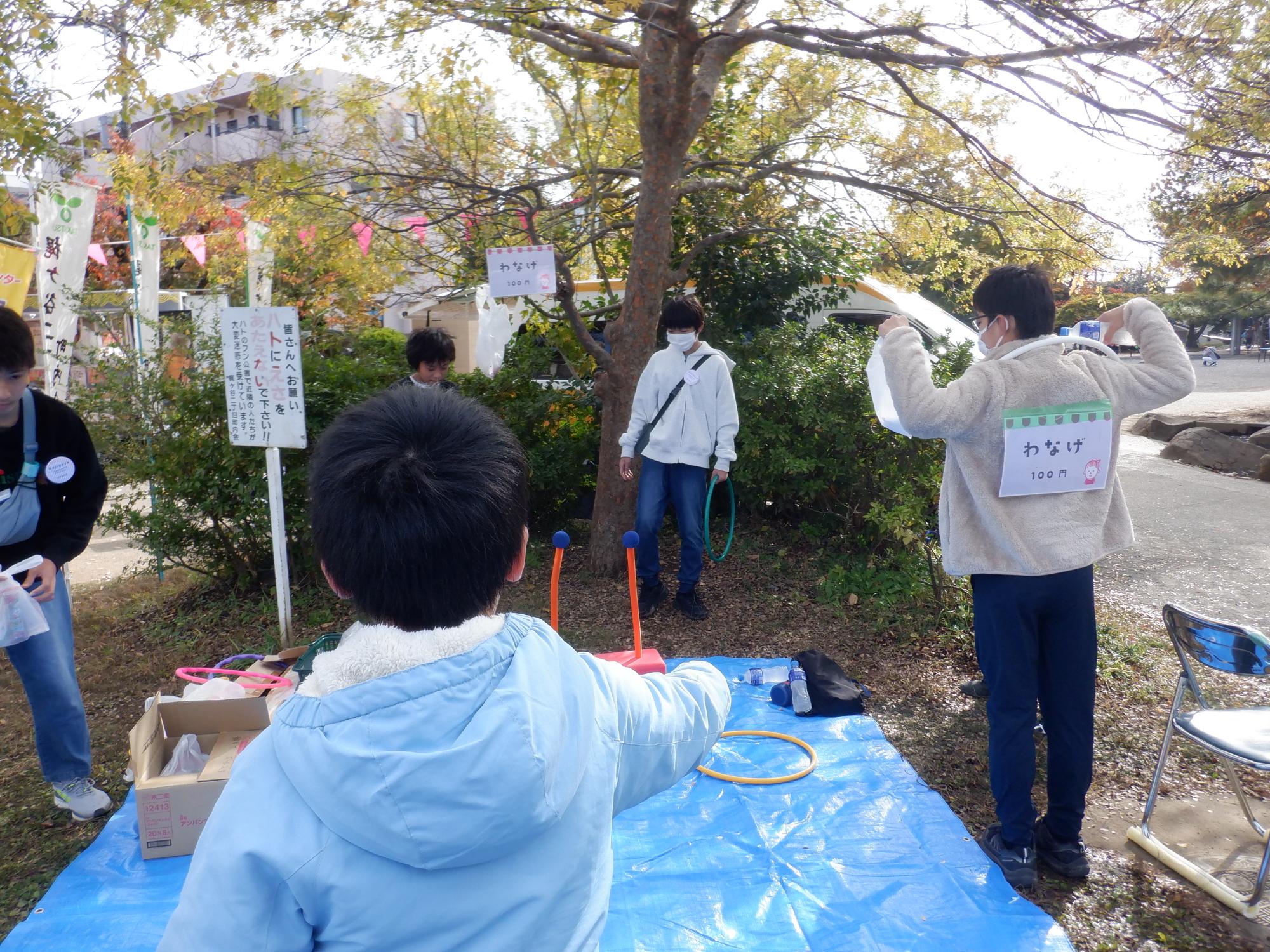 無料ゲームコーナーのわなげであそぶ児童の様子