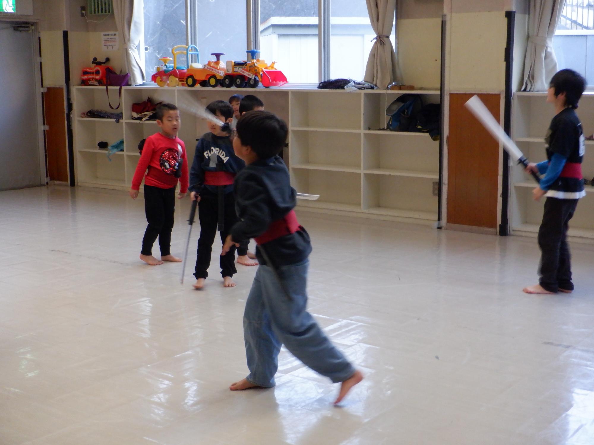 稽古の合間の休憩中に遊ぶ児童の姿