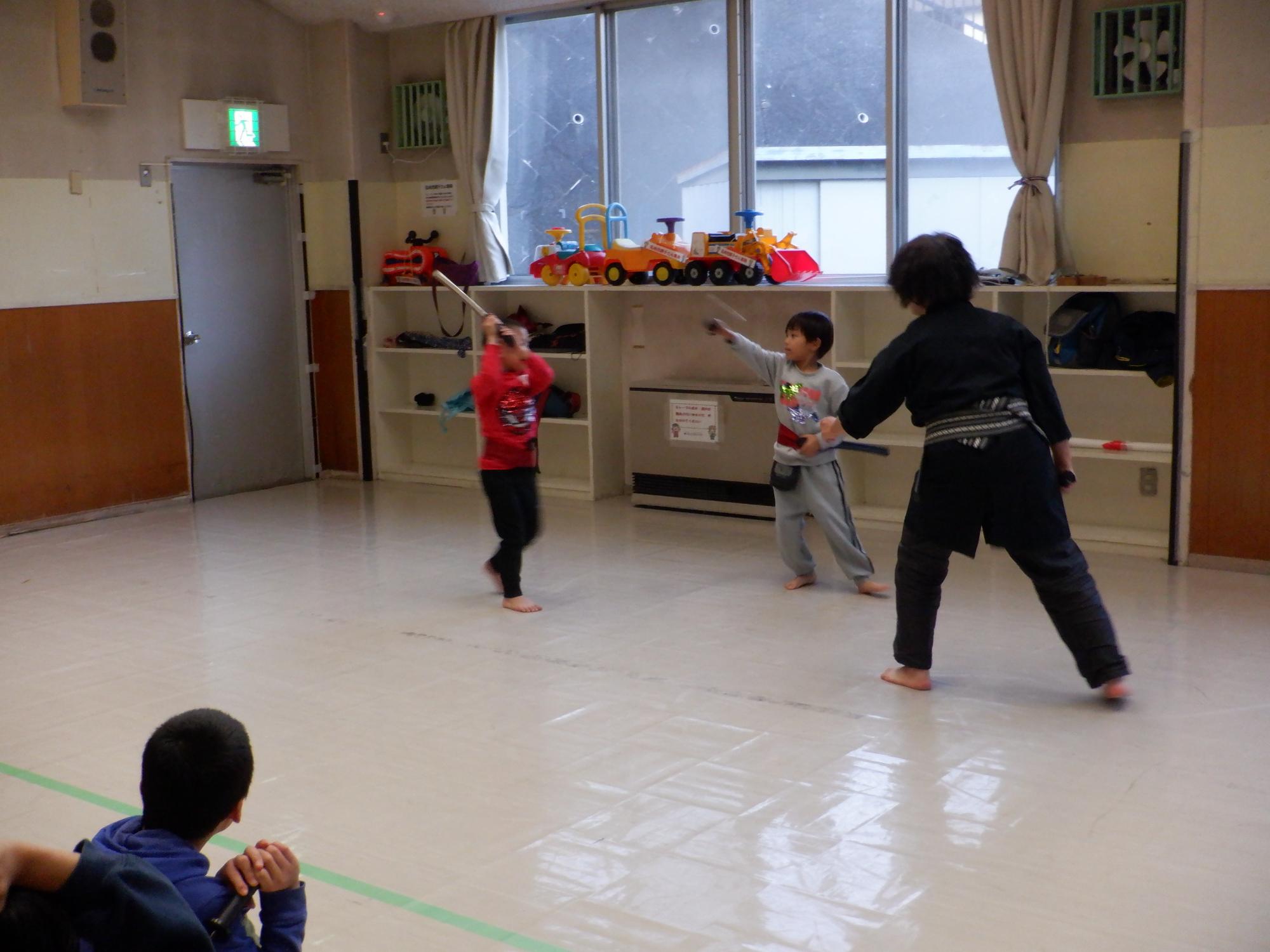 真剣に稽古をする児童たち