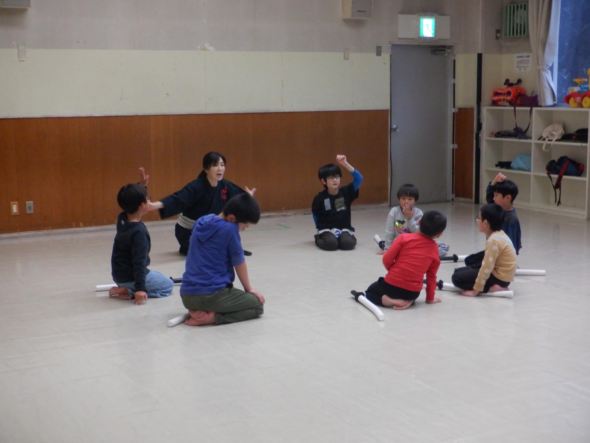 稽古終了後の礼を行っている写真