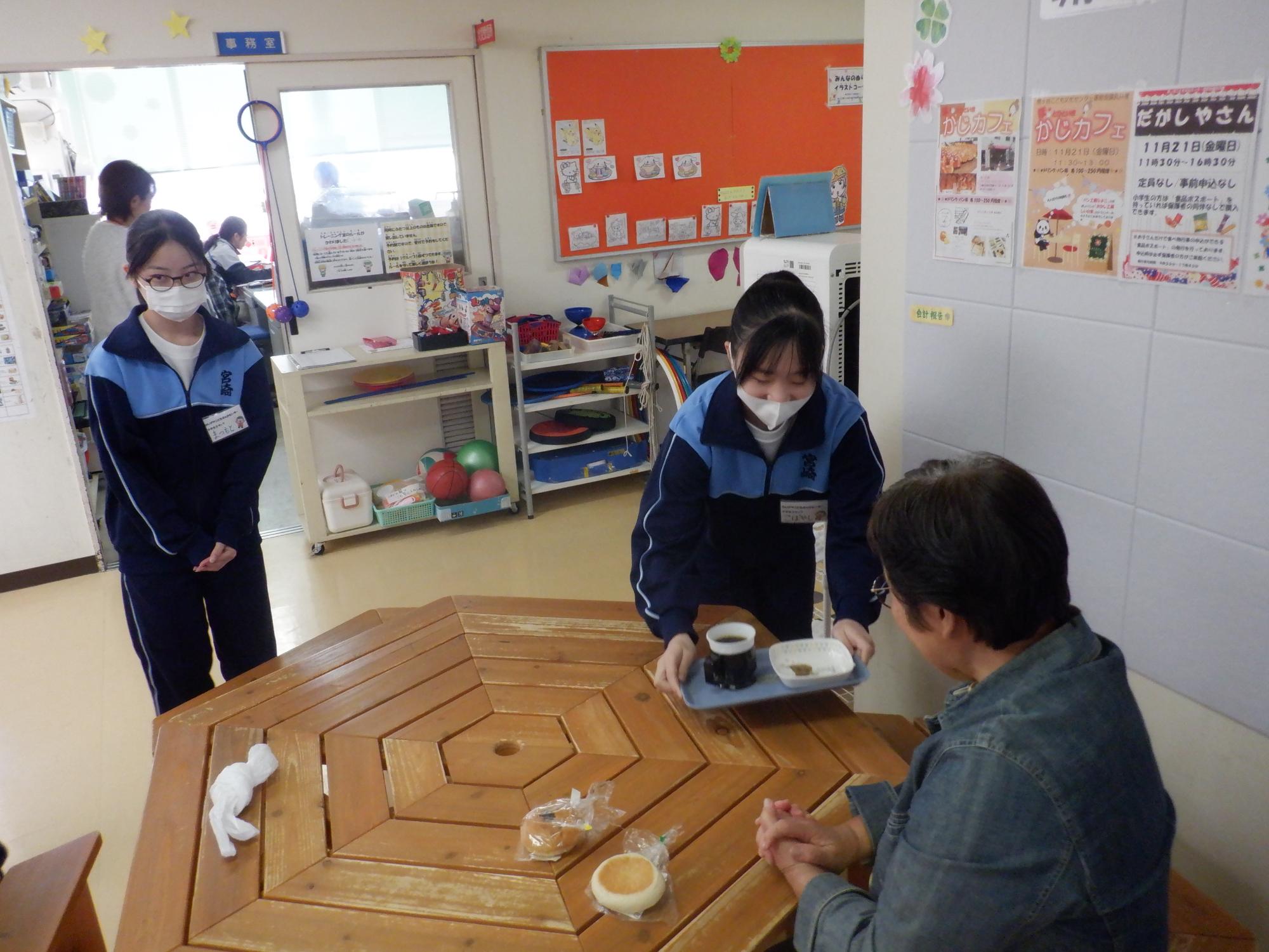 注文されたコーヒーを運ぶ写真