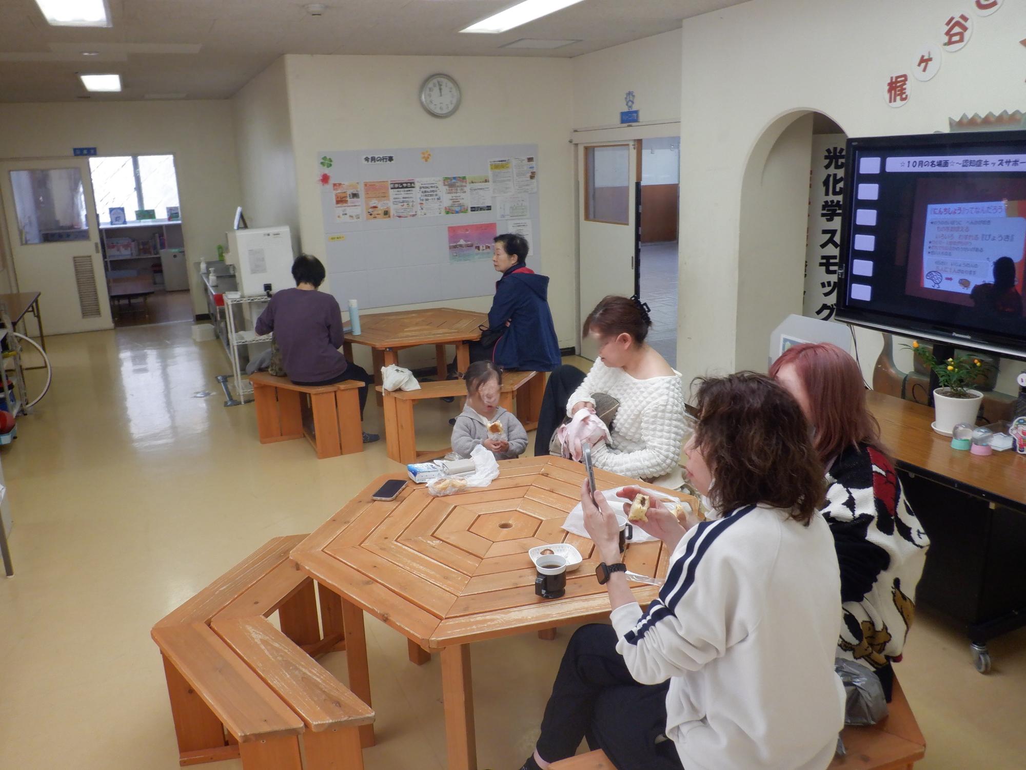 カフェで楽しくお話をする方たち