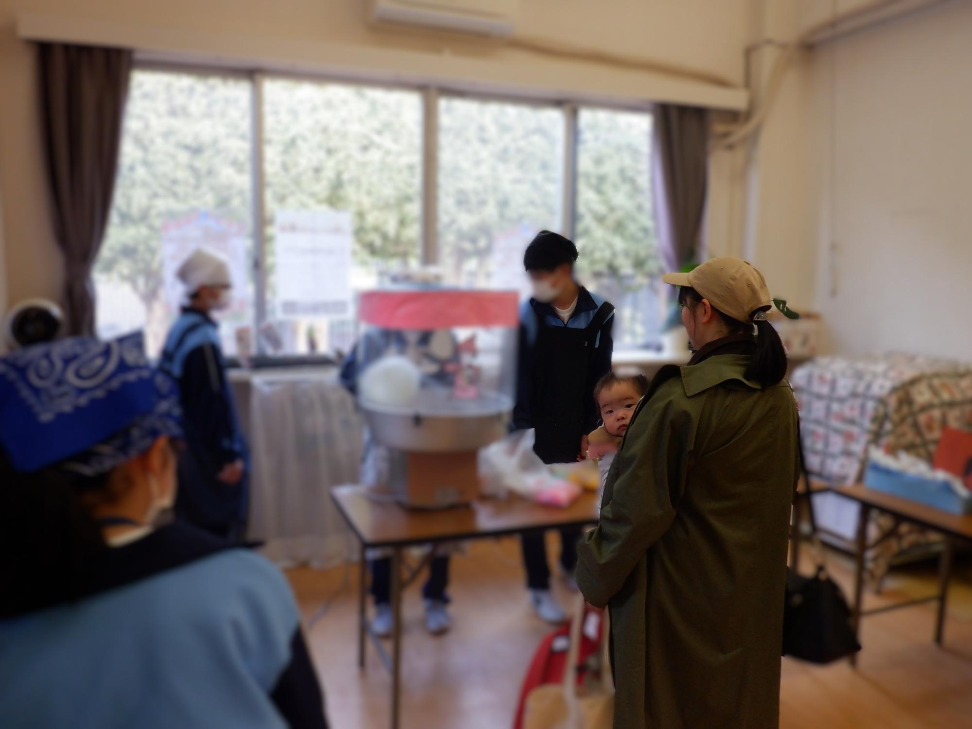 わたがしを楽しそうに待つ様子