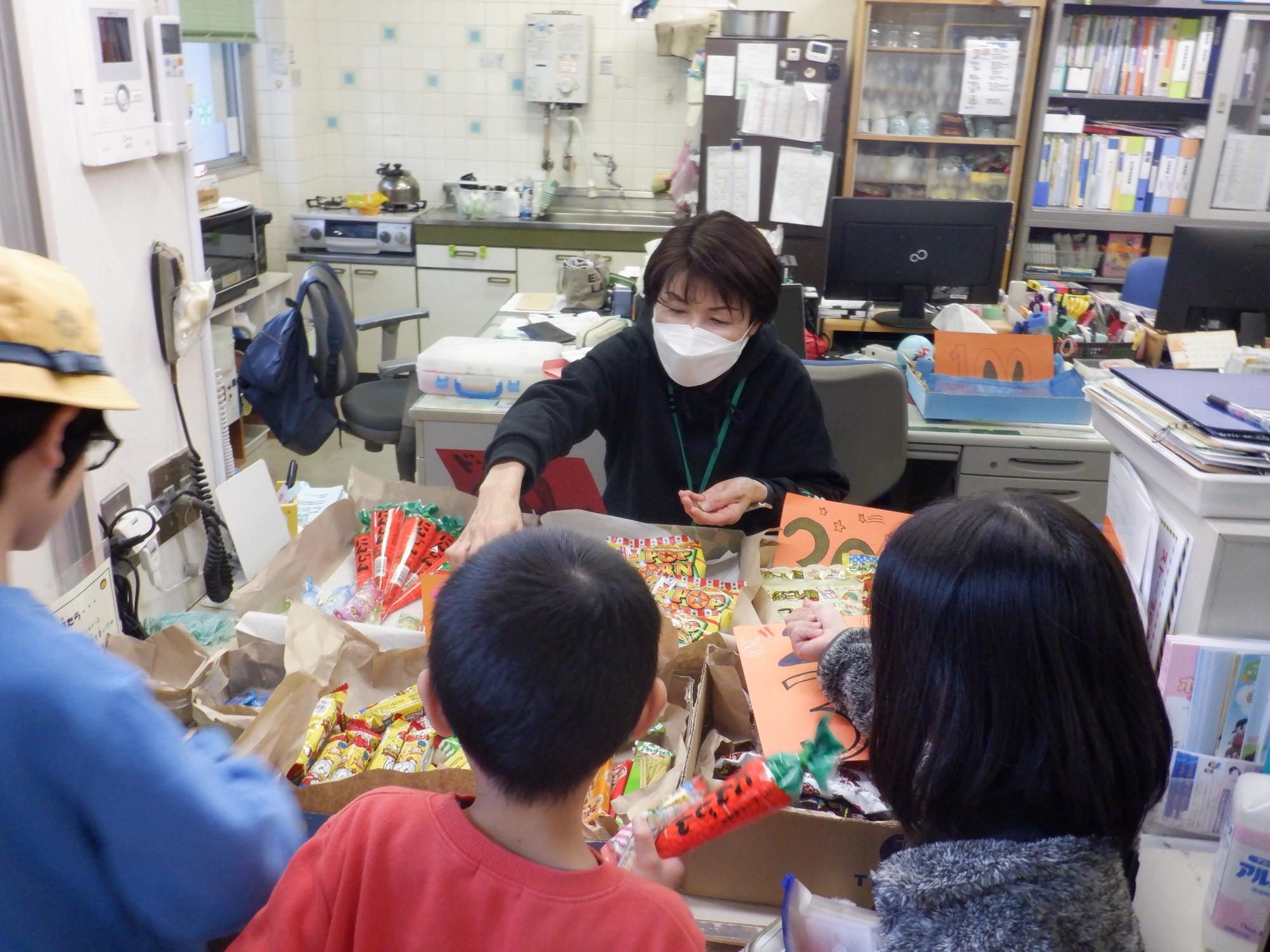 だがしを選ぶ小学生たちの写真