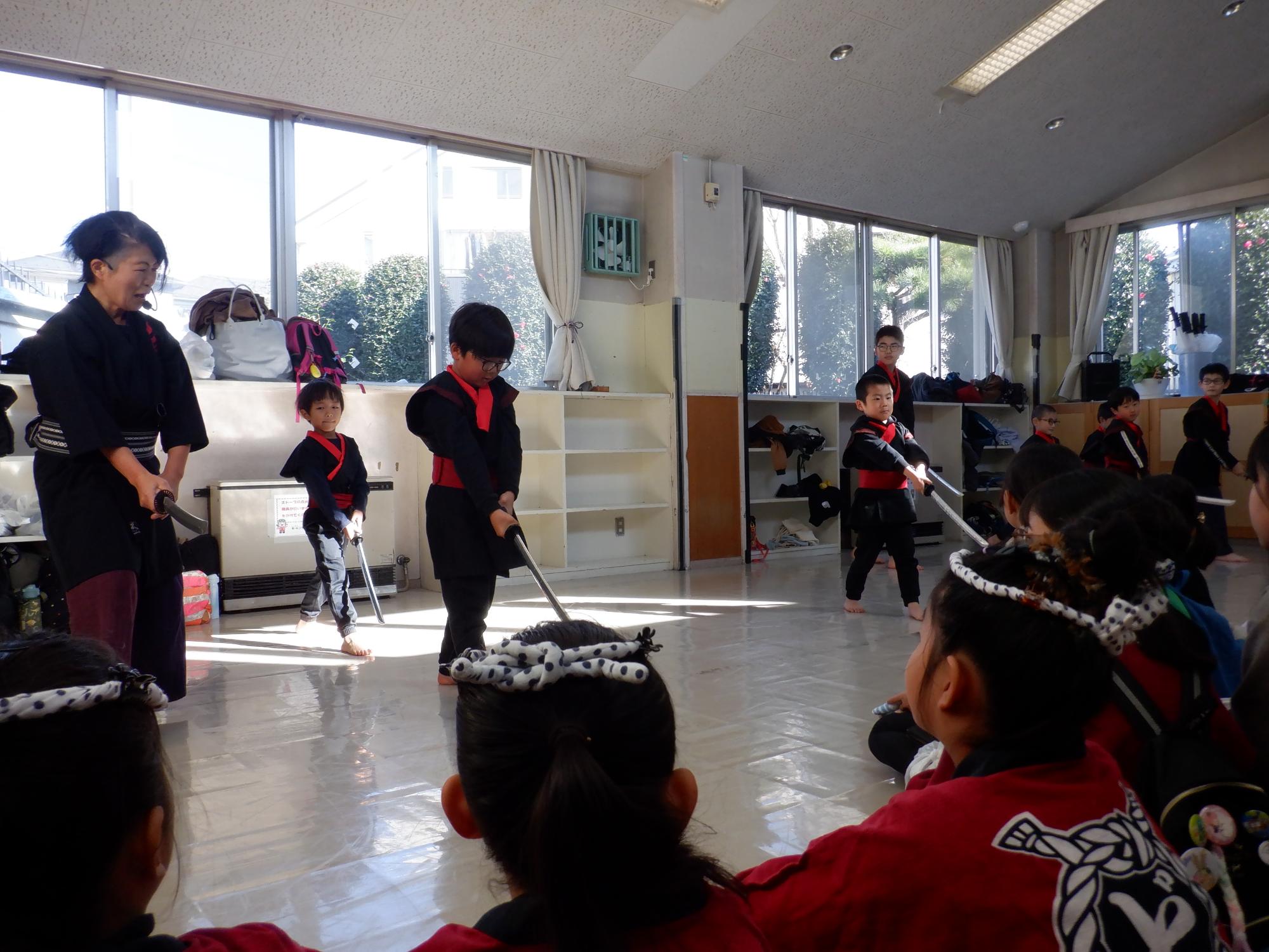 オープニングのチャンバラ披露の様子