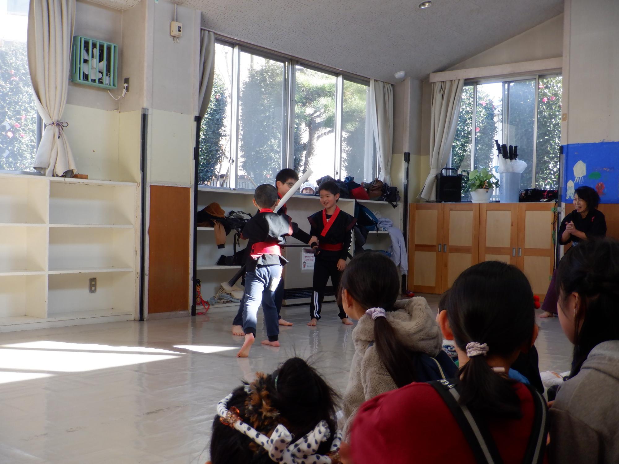 オープニングのチャンバラ披露の様子