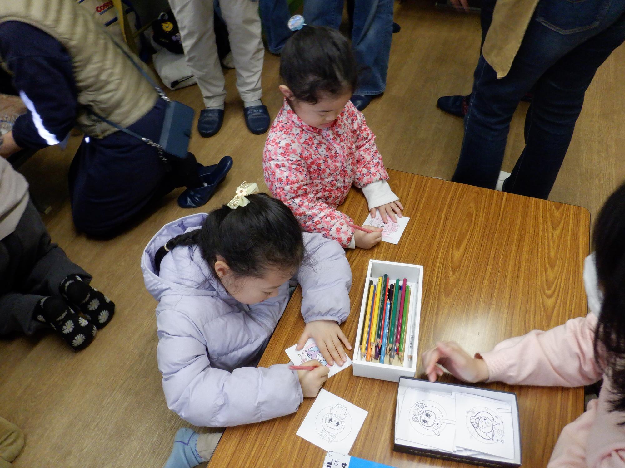 缶バッジを作成している小学生