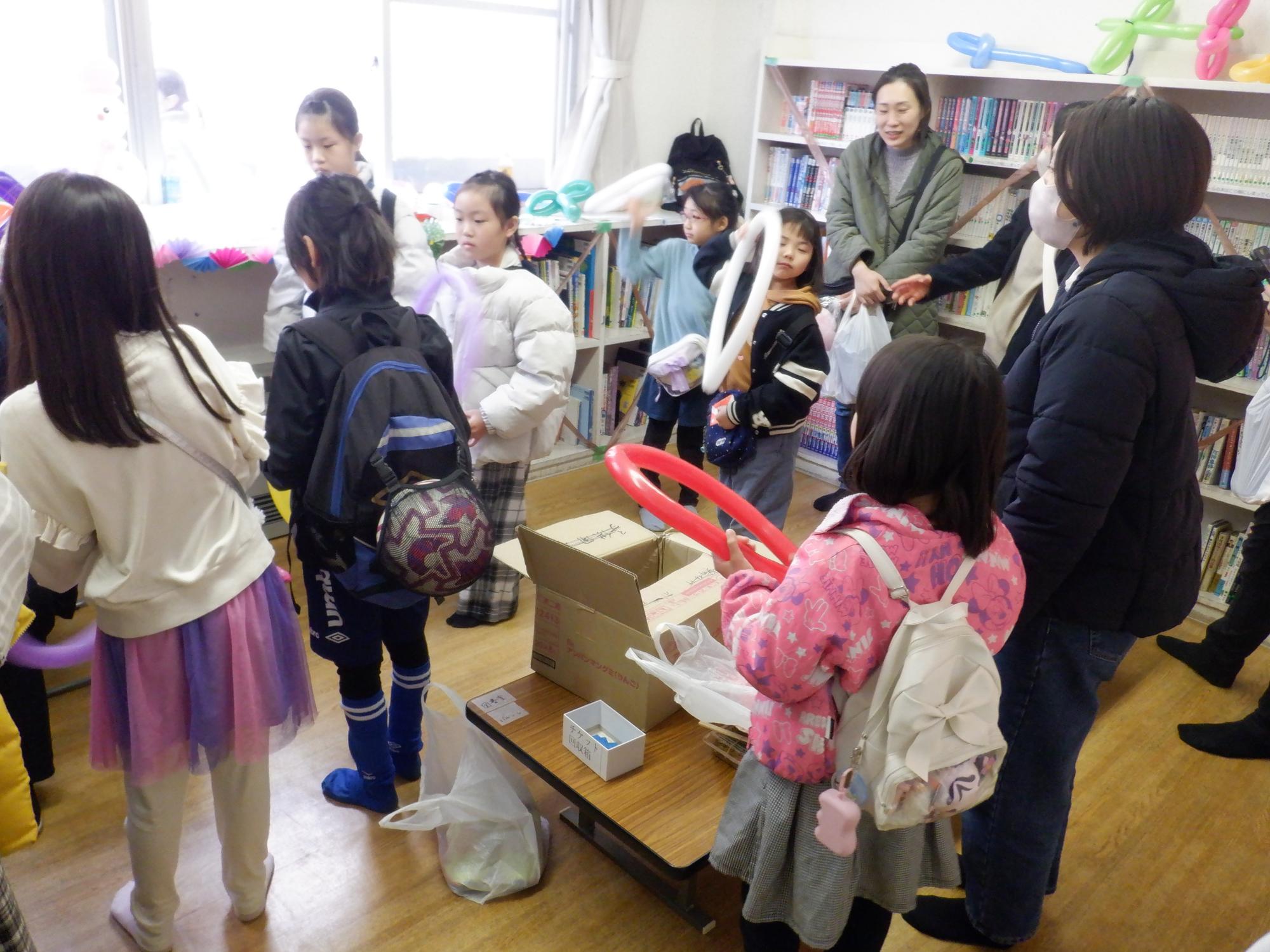 バルーンを作成している様子