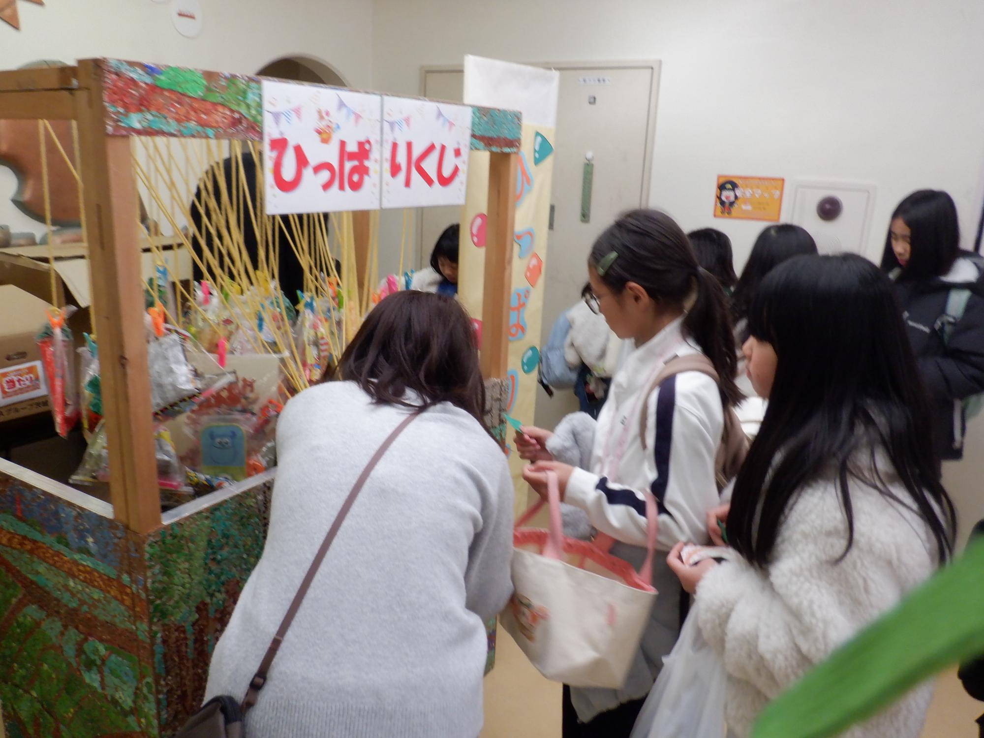 ひっぱりくじコーナーの様子