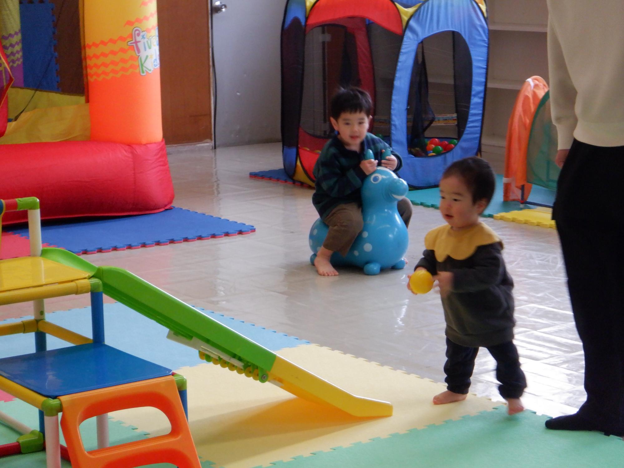 遊具で遊ぶ幼児の写真