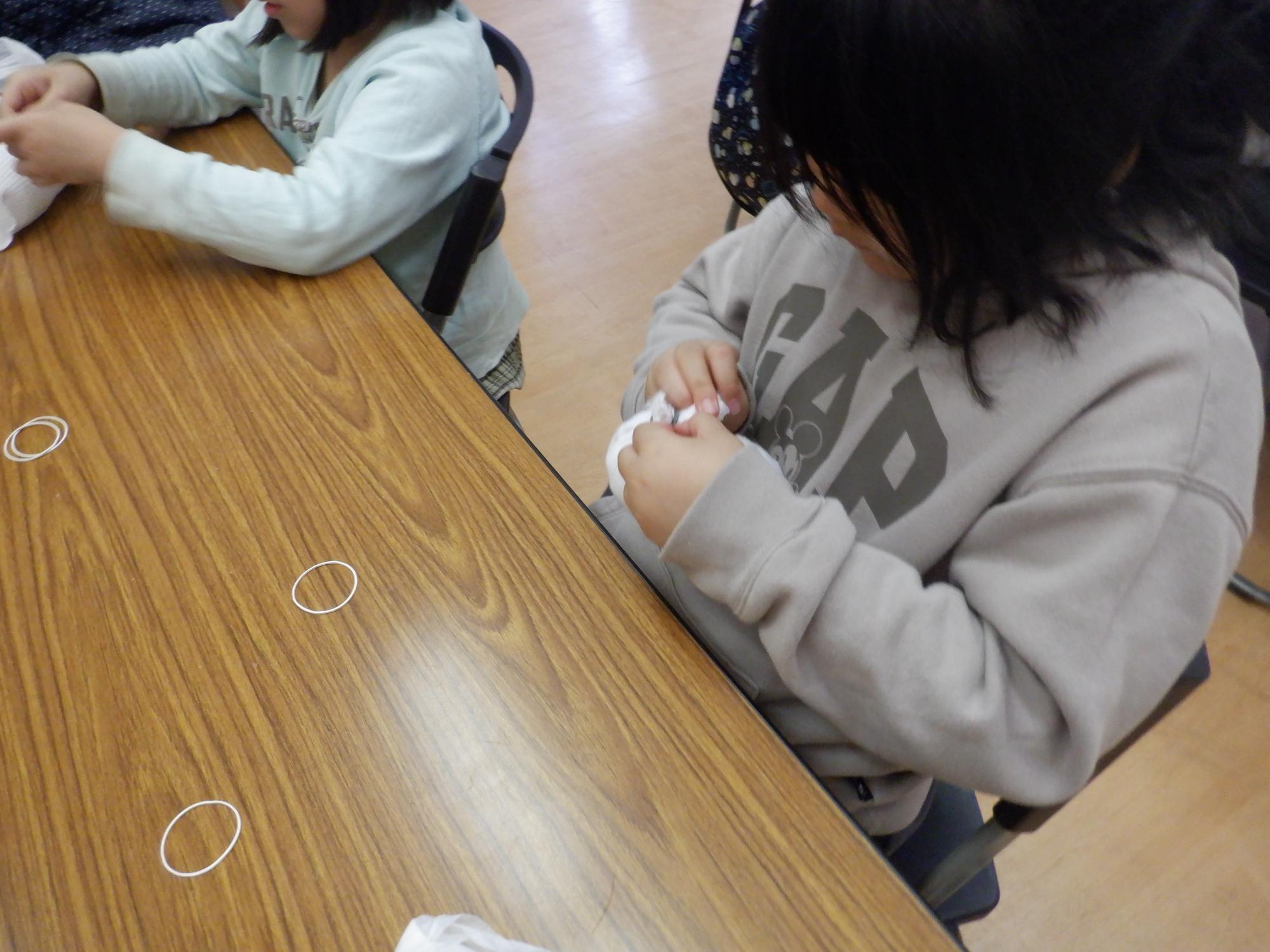 靴下の中に綿を詰めている小学生