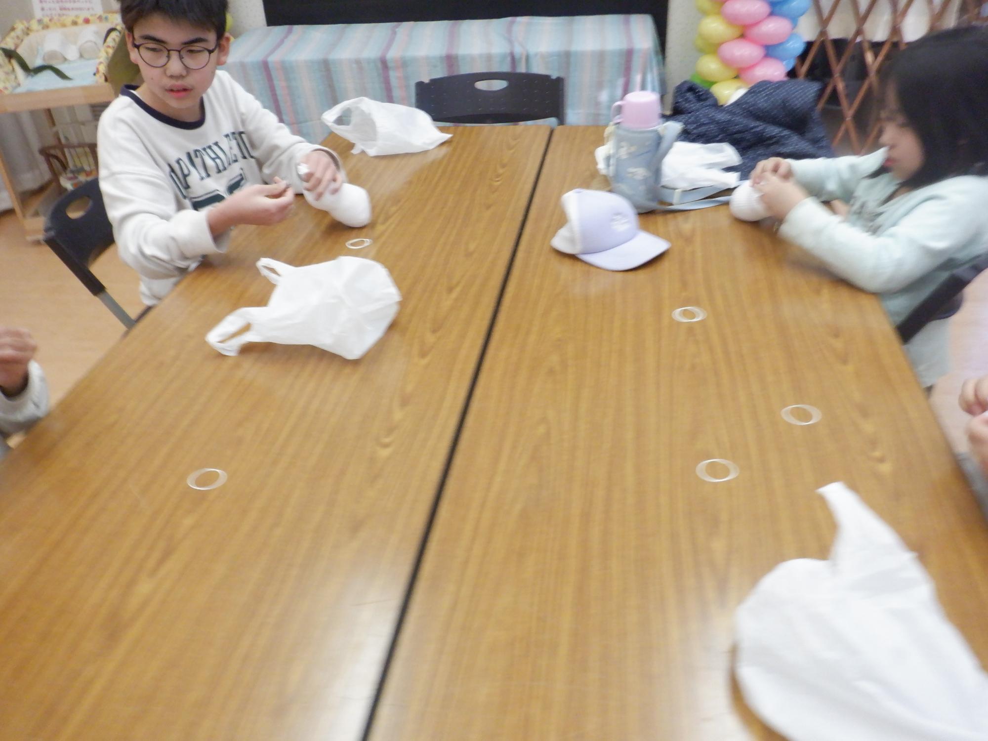 工作をしている小学生の様子