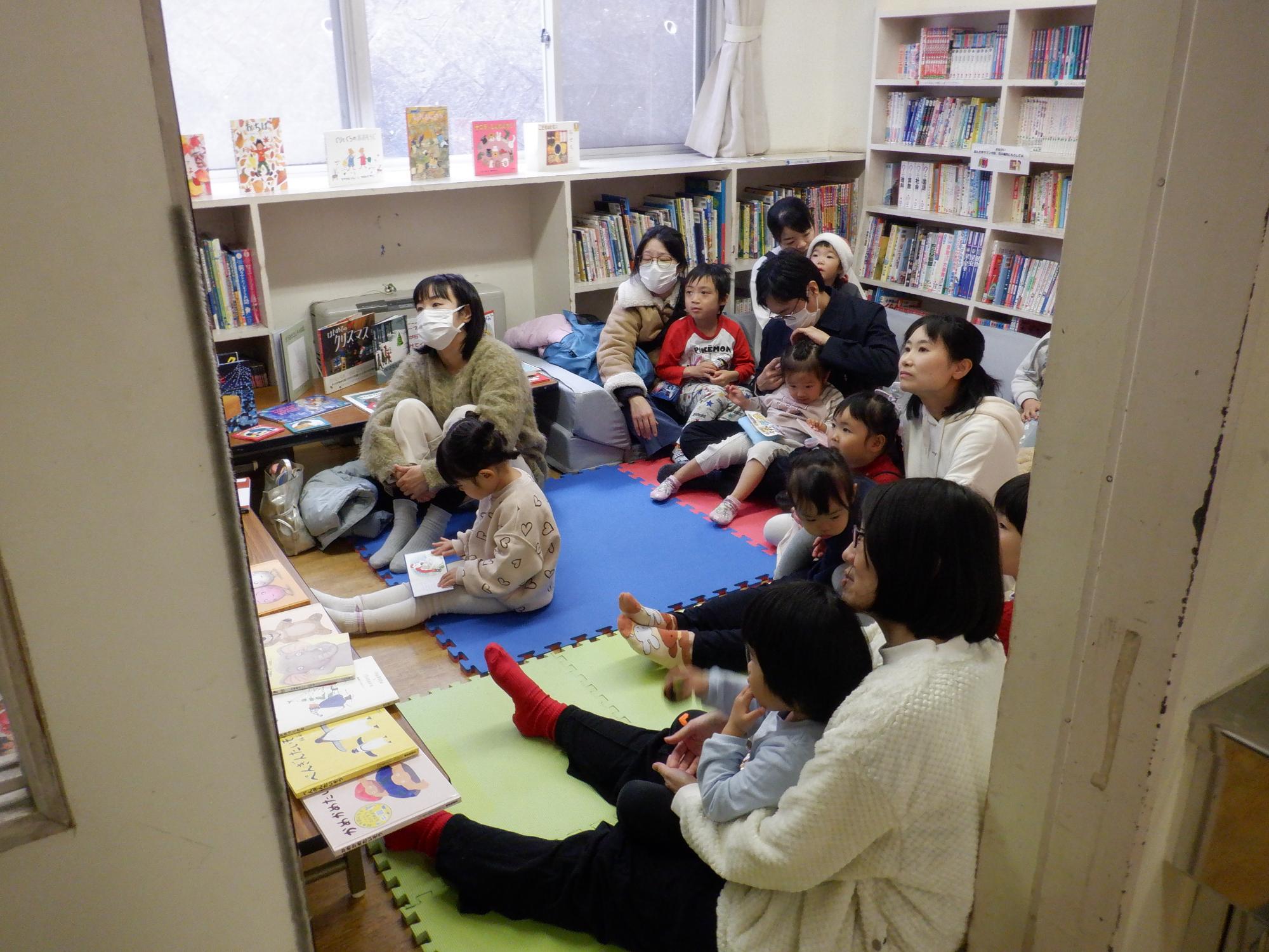 読み聞かせの部屋の全体風景(参加した幼児親子の様子)