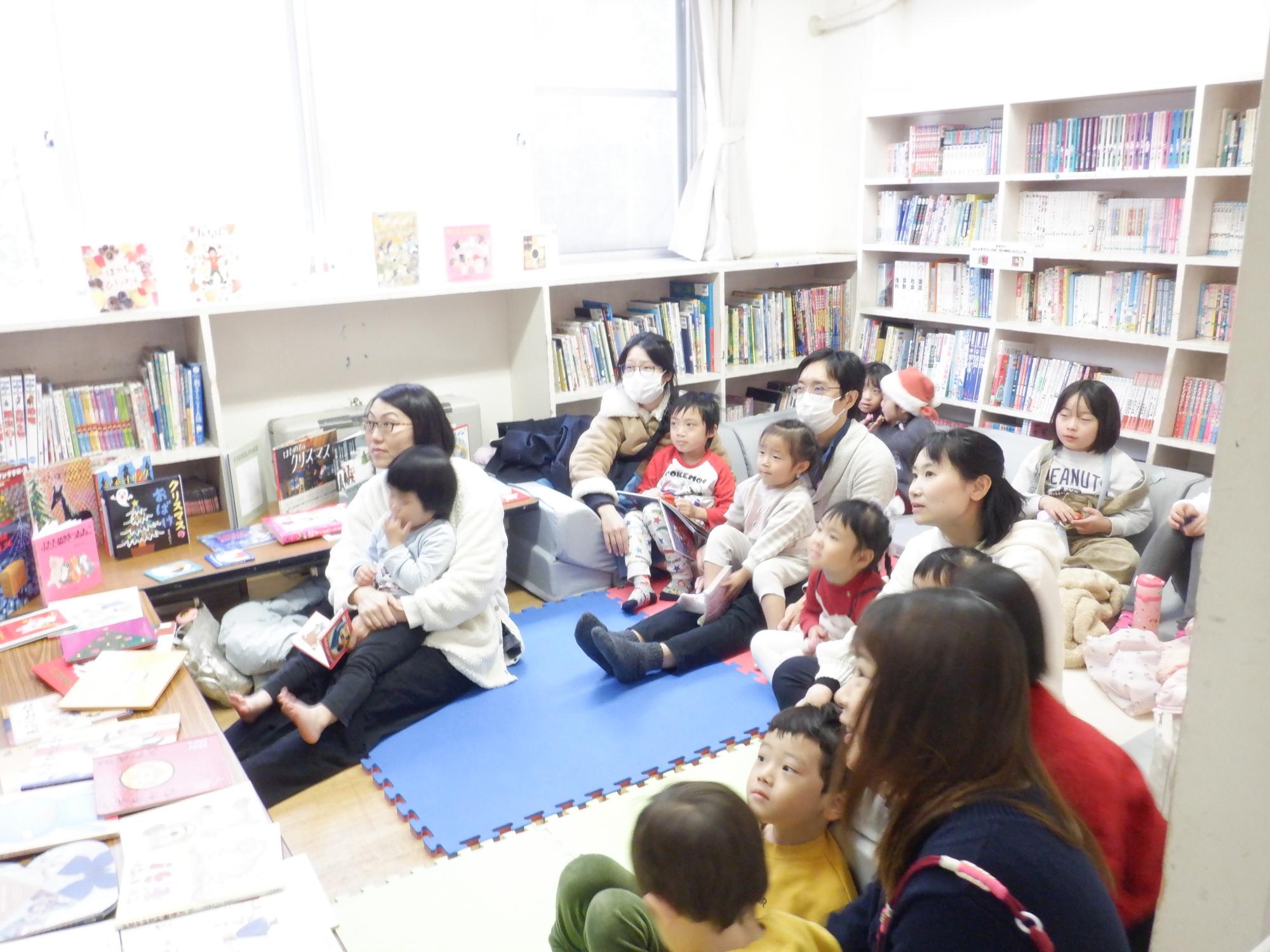 先生の話に聞き入る参加者の様子