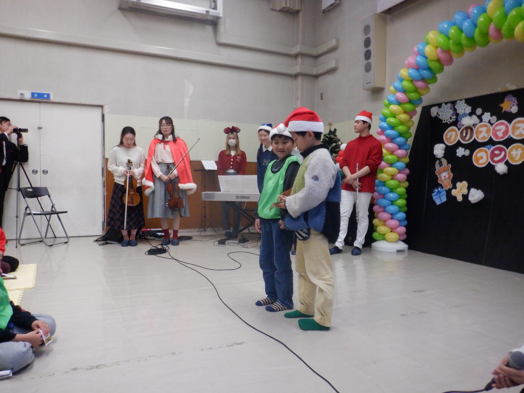 演奏者に挨拶をする小学生2人