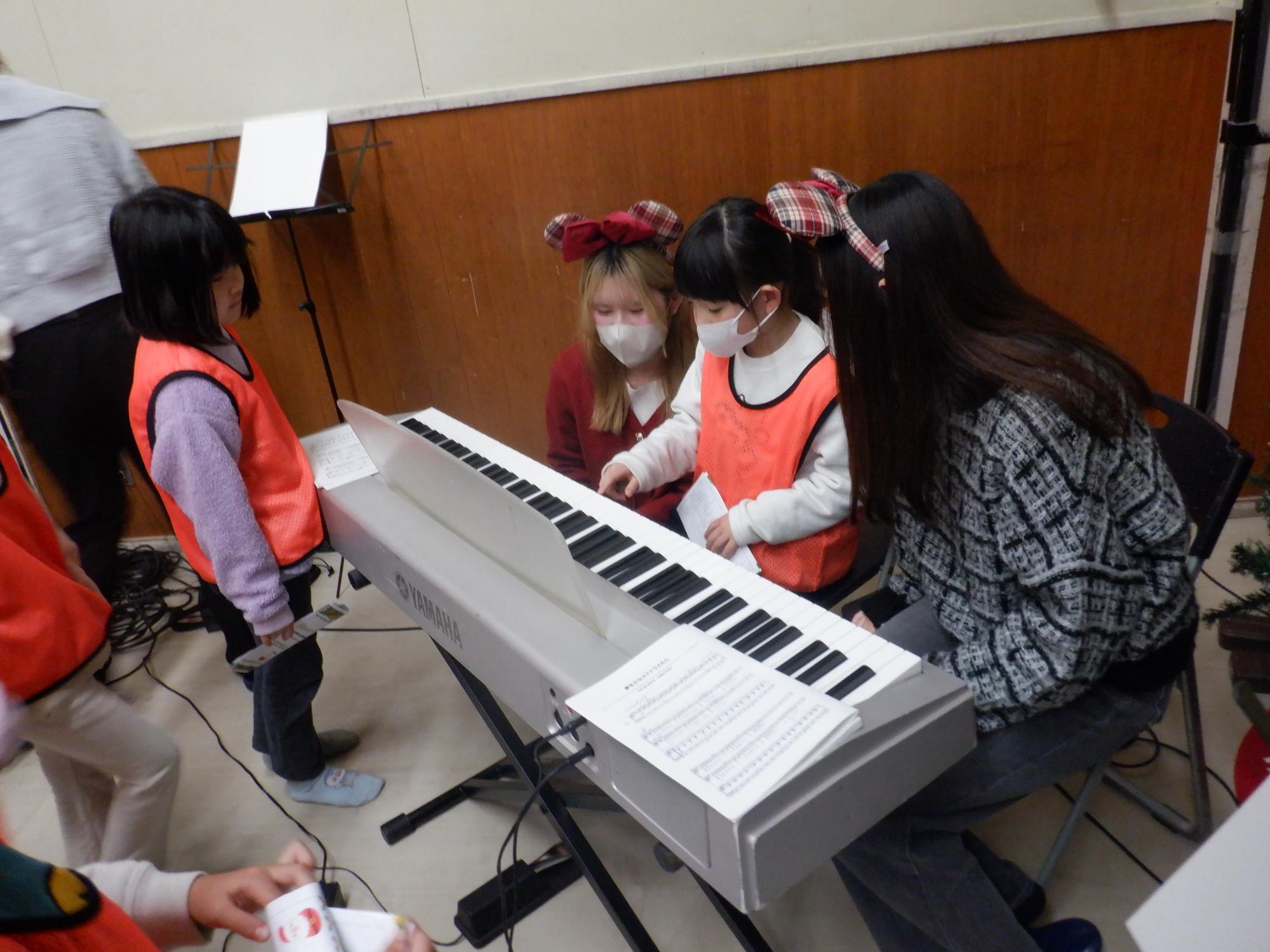 電子ピアノの楽器体験をする小学生