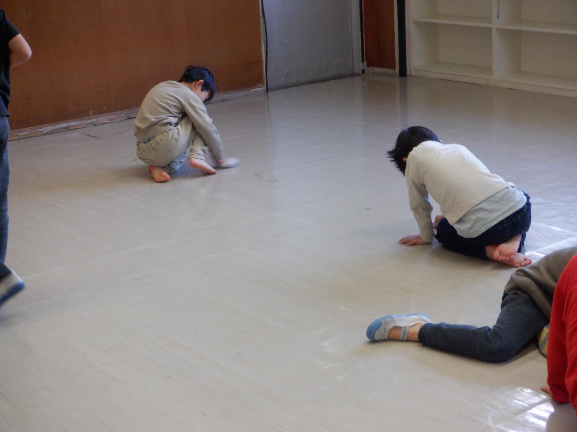 トレーニング室を掃除する小学生たち