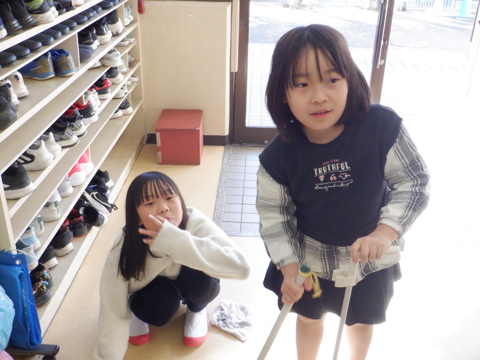 下駄箱掃除をする小学生