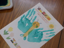 蝶の羽を青色の手形で表現した小学生の作品