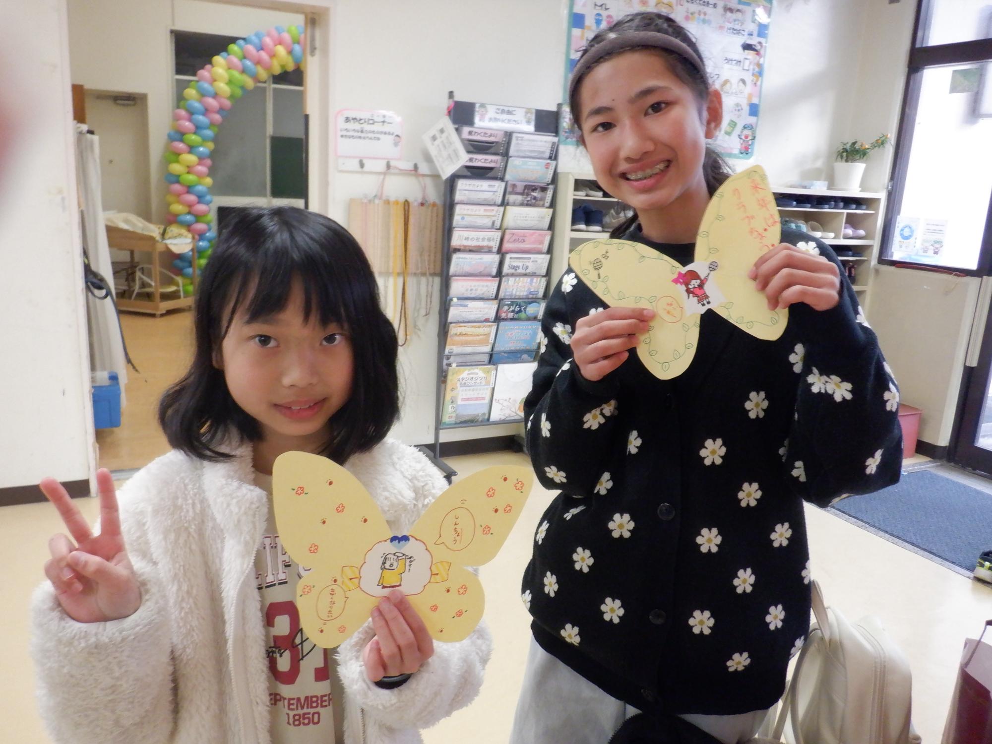 出来上がったちょうちょと一緒に記念写真