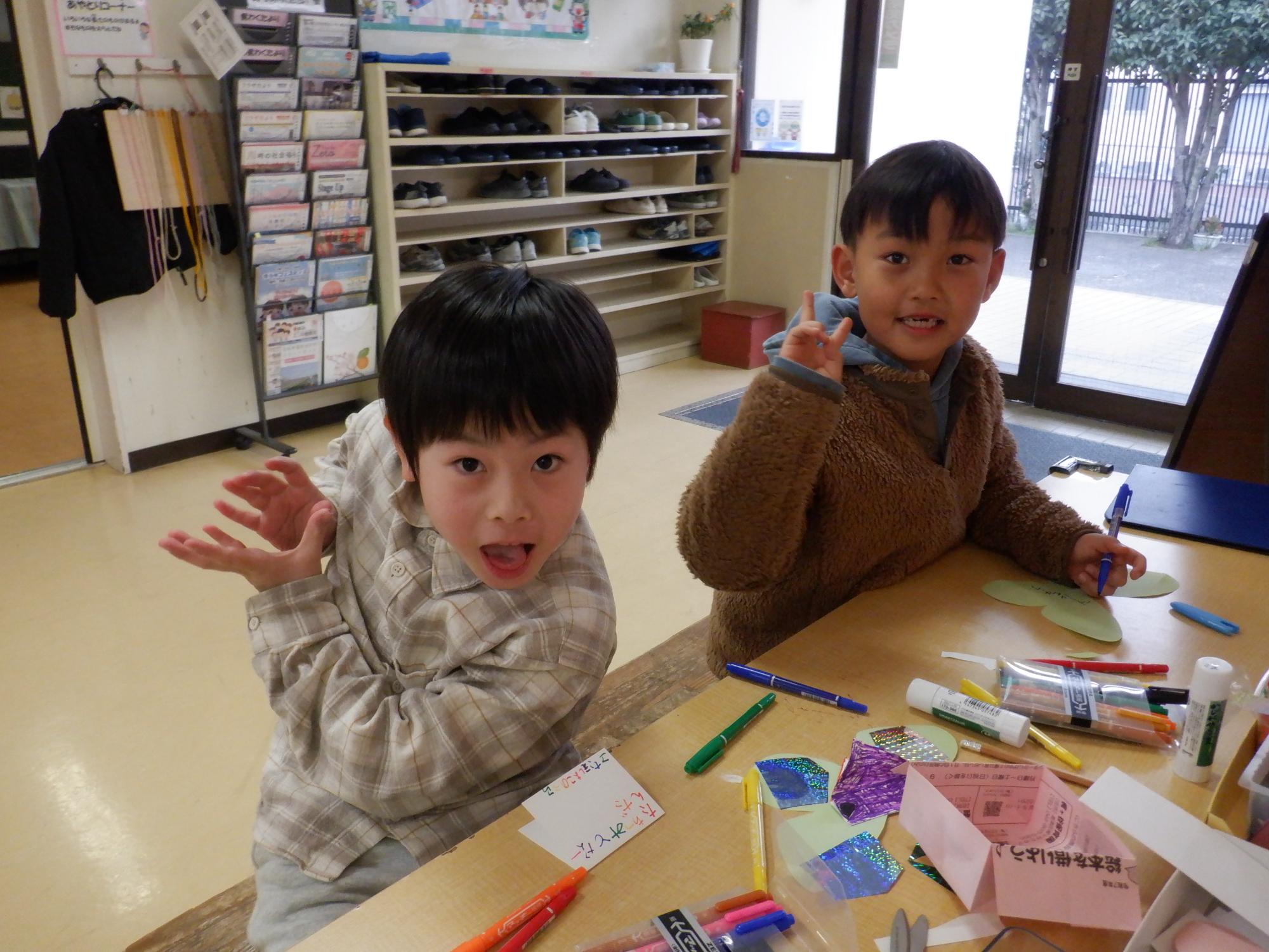 お友達と楽しく作成している様子