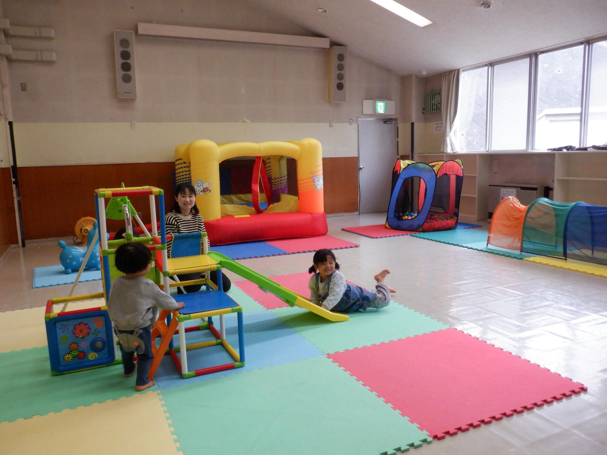 滑り台遊びで笑顔の幼児