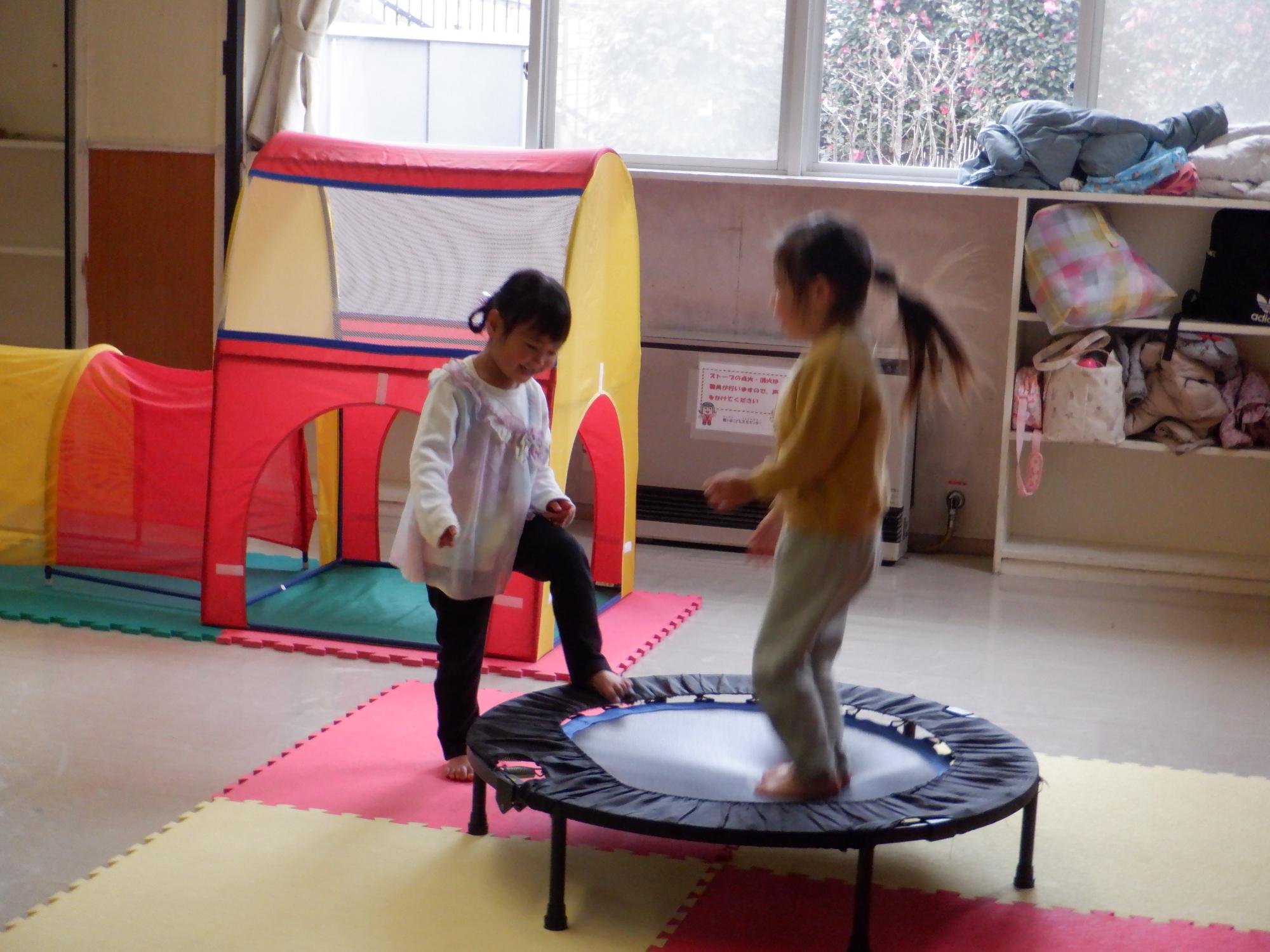 トランポリンではしゃぐ幼児