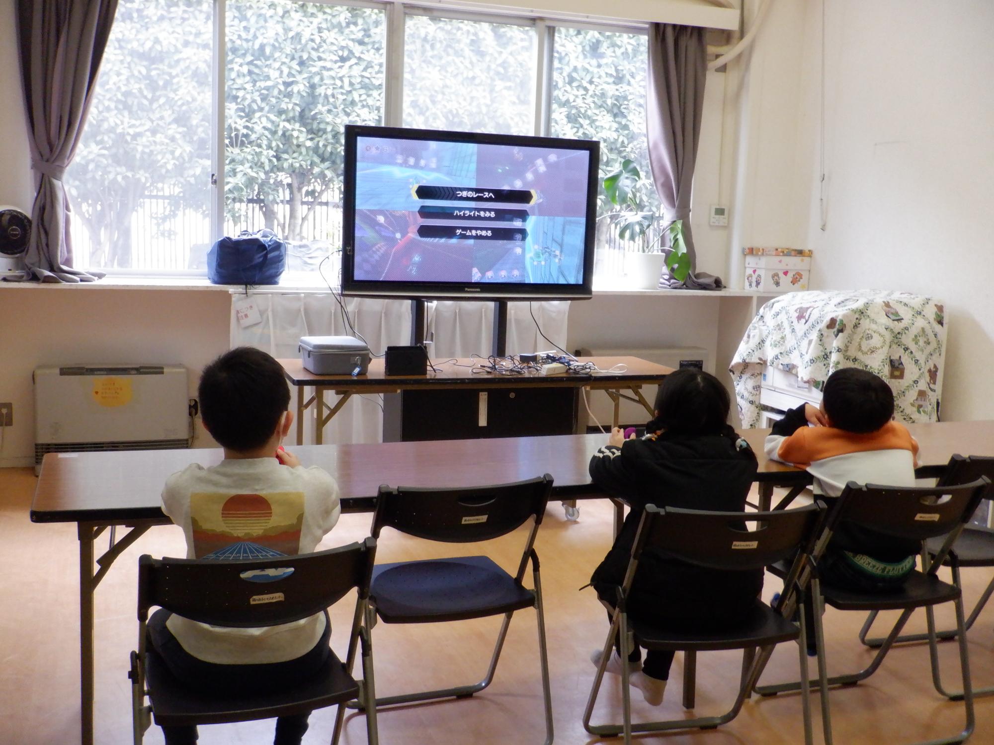 対戦ゲームをしている様子